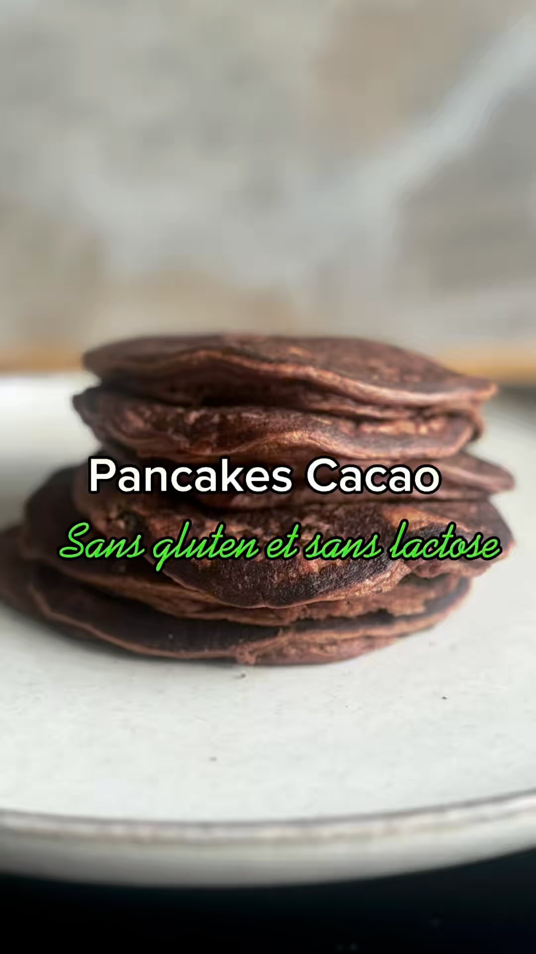 RECETTE ✨👇🏼
Pancakes Cacao - Sans Gluten & Sans Lactose 😋
Des pancakes moelleux et gourmands, parfaits pour tes objectifs fitness tout en te régalant !
N’hésite pas à sauvegarder la recette et à partager ton résultat en story ! 💪
✨ Ingrédients :
• 75 g de purée de pomme
• 100 g de yaourt soja (1 pot)
• 3-5 g de poudre à lever (1 cc)
• 20 g de cacao maigre non sucré
• 1 œuf
• 60 g de farine sans gluten (40 g de farine d’amande / 20 g de farine de riz) ou Fit Pancake Vegan Nu3
• 30-60 ml d’eau (selon la consistance souhaitée)
• 10-20 g de stévia ou édulcorant au choix
• Optionnel : 20 g (ou +) de chocolat noir en morceaux
✨ Instructions :
1️⃣Mélange la farine, la poudre à lever, la purée de pomme, le cacao, le yaourt et l’œuf dans un bol.
2️⃣Ajoute progressivement l’eau jusqu’à obtenir une pâte épaisse mais fluide (environ 50 ml).
3️⃣Si tu le souhaites, ajoute les morceaux de chocolat noir pour encore plus de gourmandise.
4️⃣ Préchauffe une poêle antiadhésive à feu vif (ou graisse la poêle avec un peu d’huile de coco) puis réduis à feu moyen.
5️⃣Verse une portion de pâte pour former des pancakes. Laisse cuire jusqu’à ce que des bulles se forment à la surface, puis retourne-les.
🥧Version gâteau :
👉🏼 Suis le même procédé, puis verse la pâte dans un moule graissé avec un peu d’huile de coco. Enfourne à 180°C pendant 15-20 minutes.
✨ Macros moyennes (pour l’ensemble ~7 pancakes, selon les ingrédients) :
- 43 g glucides,
- 23 g lipides,
- 31 g protéines
- 503 kcals
💡Toppings optionnels : Ajoute tes toppings préférés (fruits frais, noix, sirop d’érable sans sucre) pour un plaisir encore plus gourmand !
.
.
#recettefacile #recettesimple #sansgluten #sanslactose #recipe #pancakes #fitnessjourney #gymlife #gymgirl #foodie #whatieat #fitness #nutrition #alimentationsaine #alimentationequilibree #mangermieux #coachennutrition #nutritioncoach #foodinspiration #recette #fitgirl #foodie #petitdejeuner #breakfast #glutenfree #protein #pertedepoids #pertedegras