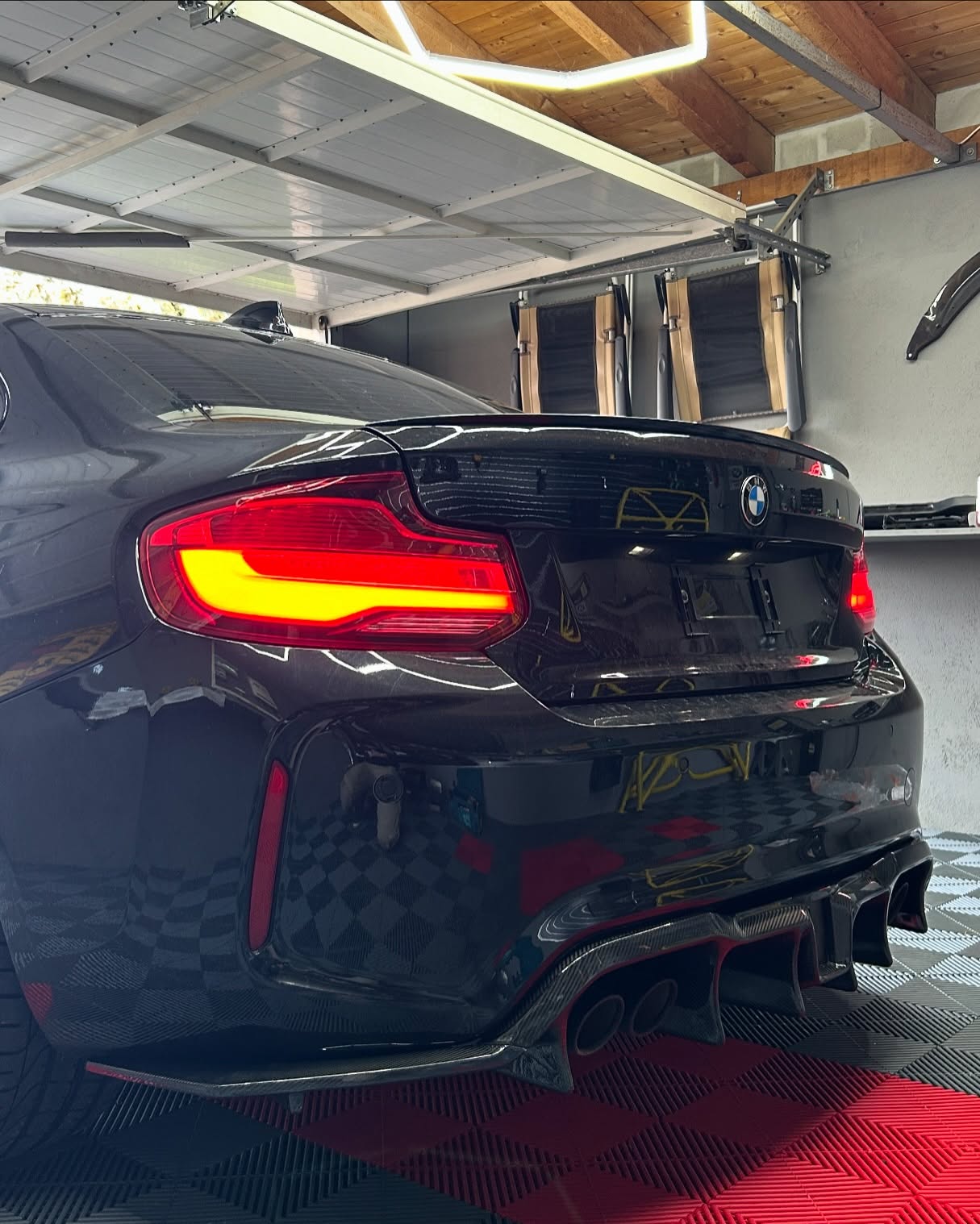 🚨 This M2 compétition with the AGR LED diffuser 🚨
This diffuser is delivered with DTC homologation but the LED have to be disconnected on public road !
#bmw #m2 #m2competition #bmwswitzerland #agrdiffuser #led