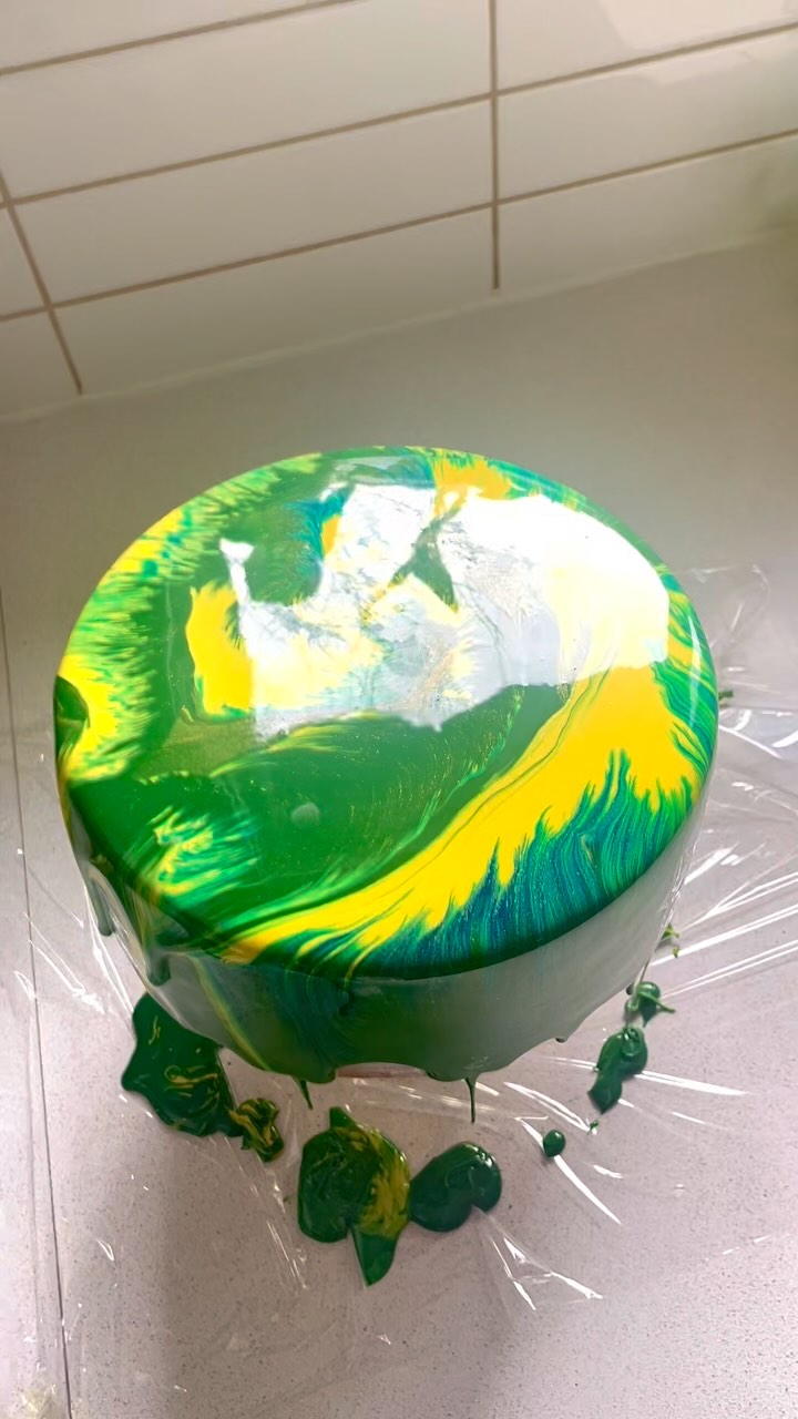 Picture this on your Christmas tables!!! Order your Holiday Entremets at www.prettylittlelayerstoronto.ca (link in bio)