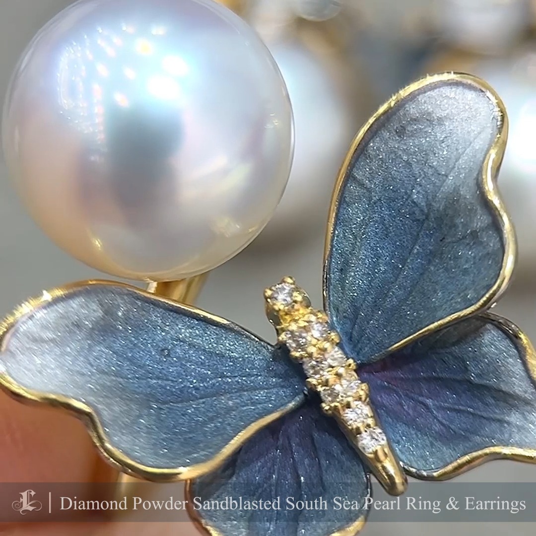 This is a captivating piece of diamond powder sandblasted jewelry that enchants at first glance. The flawless craftsmanship transforms the strength of metal into a delicate, ethereal beauty, with perfectly harmonized colors adding to its charm. It is an essential treasure for the jewelry box of every sophisticated woman.
#southseapearlset #southseapearlearrings #southseapearlring #southseapearljewelry #diamondpowder