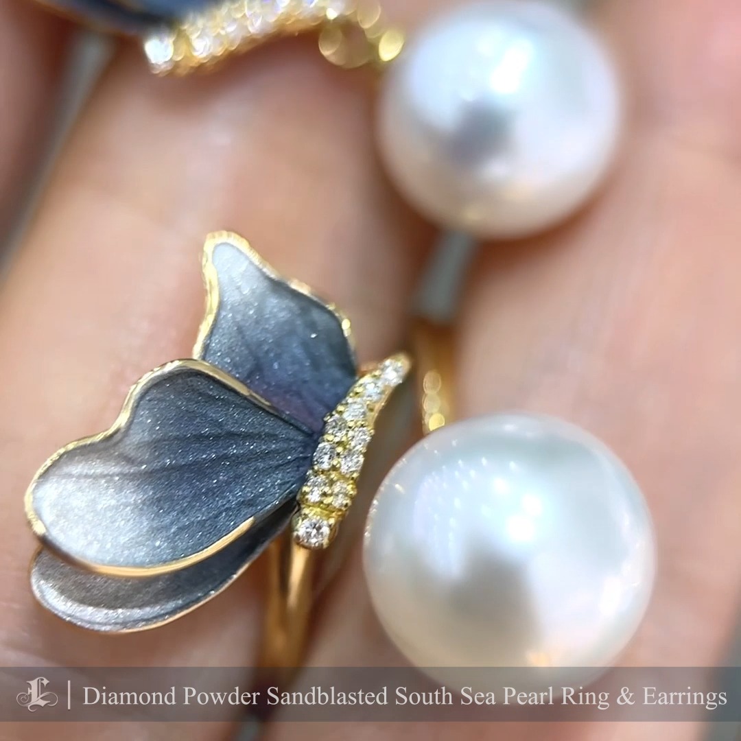 This is a captivating piece of diamond powder sandblasted jewelry that enchants at first glance. The flawless craftsmanship transforms the strength of metal into a delicate, ethereal beauty, with perfectly harmonized colors adding to its charm. It is an essential treasure for the jewelry box of every sophisticated woman.
#southseapearlset #southseapearlearrings #southseapearlring #southseapearljewelry #diamondpowder