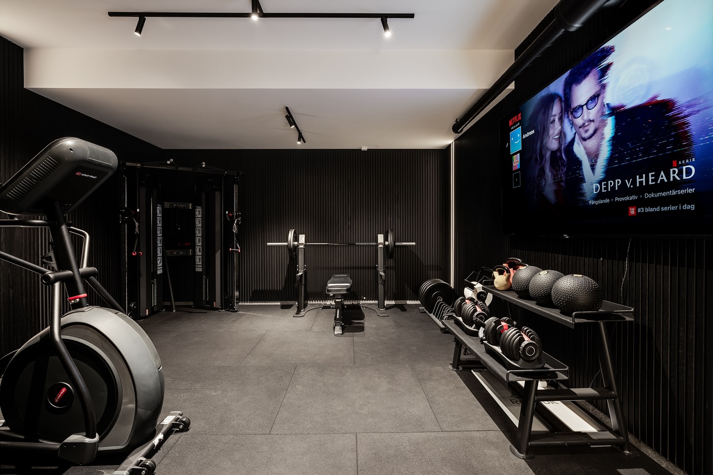 El roble lacado negro, un clásico atemporal que nunca pasa de moda 🖤
Tanto en diseño como en acústica, nuestros paneles de roble lacado negro se adaptan perfectamente a cualquier espacio, aportando elegancia y sofisticación. Realza tus interiores con un toque moderno que combina funcionalidad y estilo.
#RobleNegro #DiseñoIntemporal #PanelesDeMadera #EleganciaEnCadaDetalle #woodonwallspain
Black lacquered oak, a timeless classic that never goes out of style 🖤
Available in both design and acoustic options, our black lacquered oak panels seamlessly blend into any space, adding elegance and sophistication. Elevate your interiors with a modern touch that combines functionality and style.
#BlackOak #TimelessDesign #WoodPanels #EleganceInEveryDetail #woodonwallspain