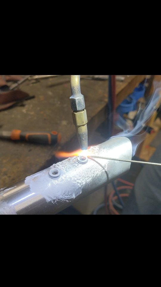 🔥 BRASURE DES ŒILLETS 🔥
Rencontre d'une flamme, d'une baguette d'argent et de flux et la magie opère
#association_artisans_cycles
#artisanducycle
#handmadebicycles
#framebuilding
#madeinlorient