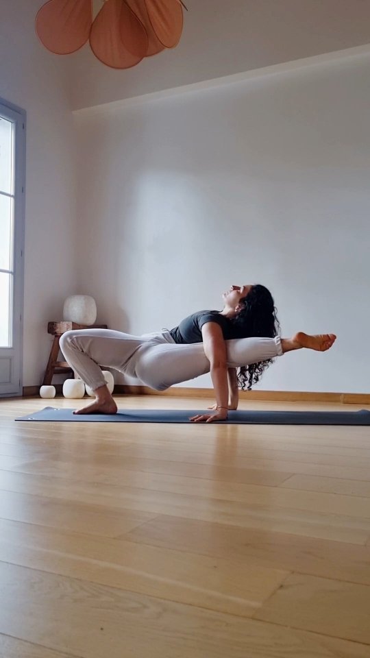 Est ce que je continue de pratiquer en dehors des cours que je donne ? C'est un grand OUI ! Est ce que c'est facile ? C'est un grand NON ☺️
•
Je pense qu'on a tous connu cette difficulté à trouver de la régularité, même si l'on sait que ça nous fait du bien. Autant vous dire qu'avec 10 cours dans la semaine, dérouler mon tapis relève souvent d'une jolie discipline et pourtant, la l'émerveillement est toujours là.
•
L'avantage de vivre le yoga, c'est qu'on peut l'emporter partout avec soi. Les jours où le tapis reste au placard, je chéris d'autres moments comme
• Respirer 5 mn avec tendresse
• Une marche consciente
• Cuisiner coloré, texturé et sentir les saveurs
• Dessiner sans attente
• Aller courir, nager, grimper
• Me ressourcer en nature
• Profiter de mes proches
•
Ce post est juste là pour rappeler que le yoga va au delà des postures. Il réside dans la présence d'être à soi et au monde.
•
Racontez-moi quels sont les moments de votre journée où réside une pleine présence ?
•
Studio : @yogaetxea.guethary
Pratique : @marie.diasalves
#yogafrance
#yogainspiration
#yogalovers
#bienetre
#coursdeyoga
#yogapourdebutant
#yogalife
#yogavibes
#reelyoga
#yogadaily
#yogacommunity
#yogaflow
#zenattitude
#yogaathome
#trouverlapaix
#yogamoments
#yogapoursoi
#yogatherapie
#souplesse
#yogapourlecorps