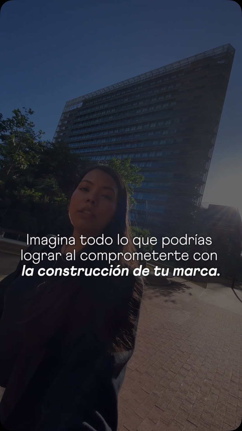 Cuando realmente nos comprometemos con nuestra visión y establecemos pasos concretos en marketing digital, podemos construir un universo de marca que refleje exactamente lo que deseamos.
Cuando dejas de solo planear y empiezas a ejecutar, es cuando realmente ves el impacto de tu trabajo.
Algo que me ha enseñado este año, es que realmente se siente bien cuando comienzo a tomar acción y estoy segura que te pasa lo mismo. 🤍