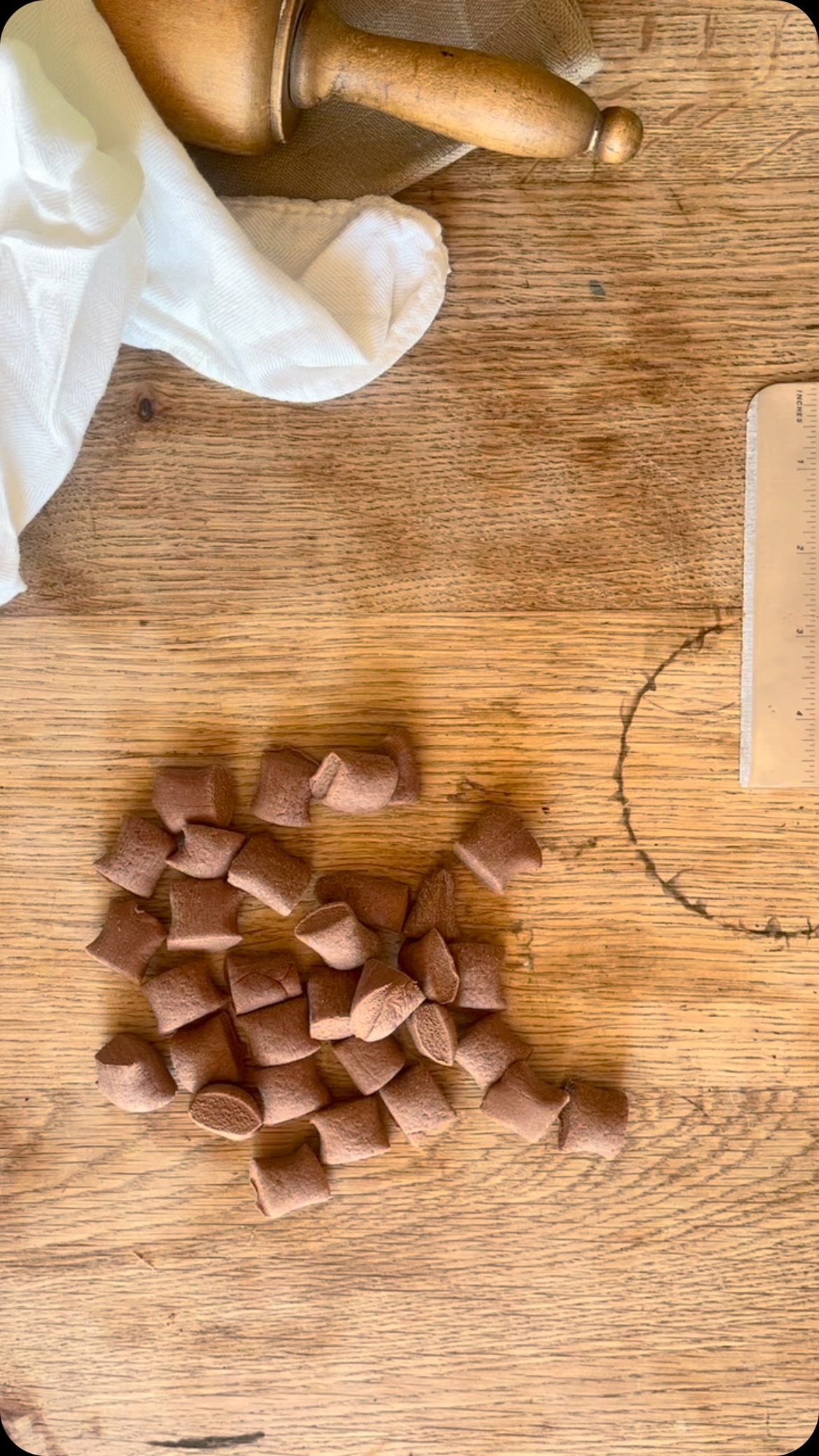 Shaping pasta in 3…2…1! What do you think I’m creating from these semolina dough pillows colored with cocoa powder?
I just love how creative you can be with a simple pasta dough created from less than three ingredients and a few basic tools, like a dough scraper or even a kitchen knife. And yes, the @homemadepastastudio webshop is stocked with the essential tools to get started!
•
•
•
•
•
#freshpasta #pastafresca #homemadepasta #pastalovers #foodie #eattheworld #foodforthesoul #goodmoodfood #pastalover #feedfeed #italiancooking #onmytable #girlswithgluten #chosepasta #foryoupage #explore #workshop #pastatools #italiantools #brasspastatools #madeinitaly