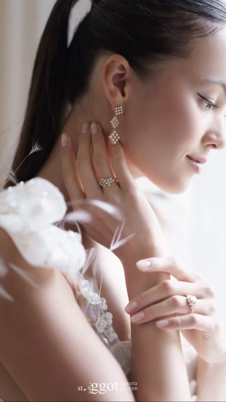 It was such a pleasure to work on a special bridal editorial shoot in Paris with the relented photo and film team from Korea, @st.ggot, and floral designer @midsummer__k. We captured a romantic mood, complemented by minimalistic and elegant makeup and hairstyles for a refined look.
Venue @chateaudemeridon
Planning @enamoredandmotion
Floral designer @midsummer__k
Photography @st.ggot
Videography @ggot_film
Bridal Design @madebride
Hair/Makeup @jiyoungyangbeauty
Jewlery @artanerparis
#jiyoungyangbeauty #koreanmakeupartistinparis