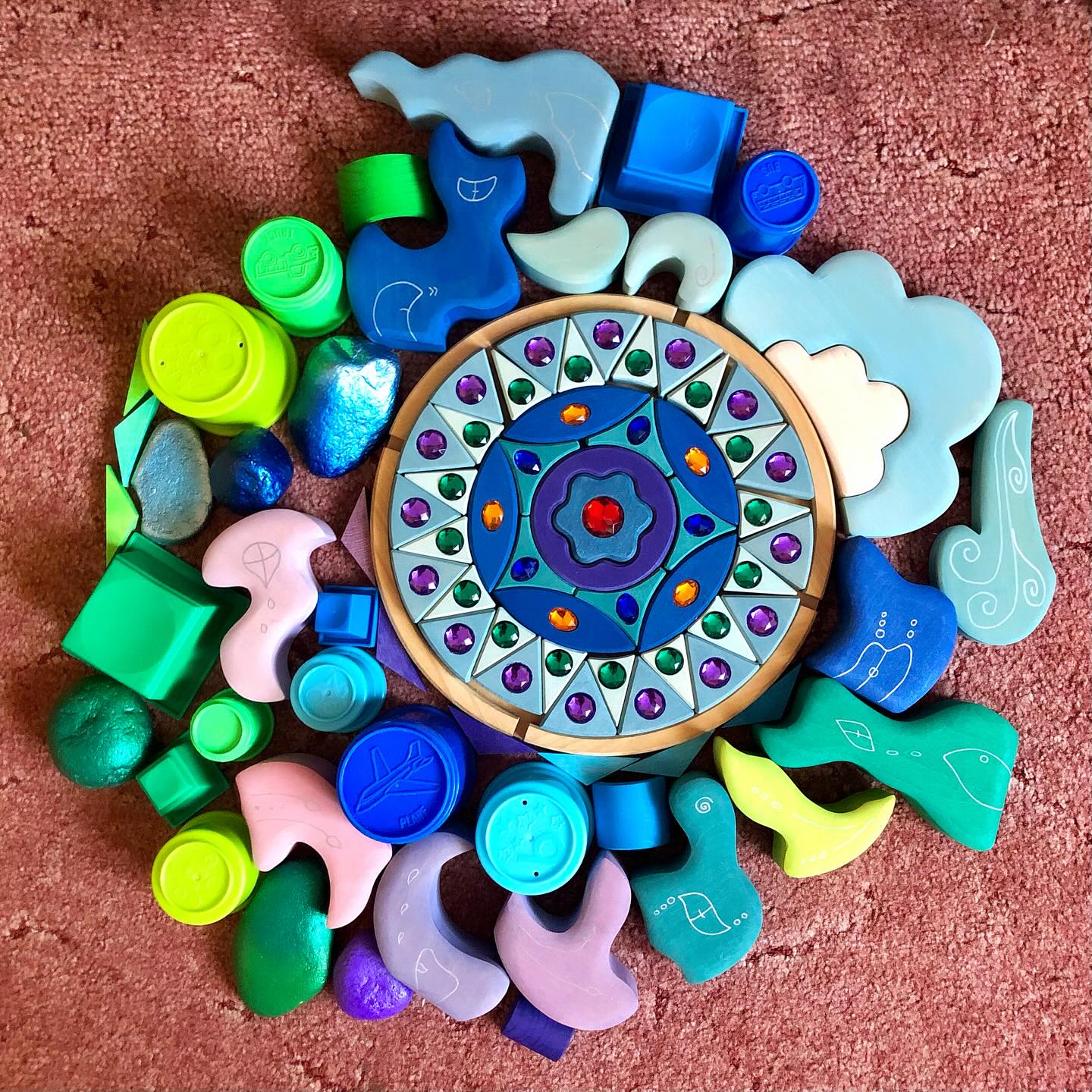 Creativity is still alive… auch wenn uns Erkältungsviren wirklich lahmgelegt haben… 🤧🤒😷
.
.
#luftfarben #buntistmeinelieblingsfarbe #buntistmeinelieblingsfarbe💛💜💚❤️💙 #welovecolors #colorfullikearainbow #ilovecolors #fantasie #rainbowcolors #daslebenistbunt #toddlermomlife #regenbogenfarben🌈 #regenbogenfarben #regenbogen #colorlovers #mandala #diymandala #mandalaart #grimmswoodentoys #potpourri #creativityisstillalive #creativityeveryday #openendedplay