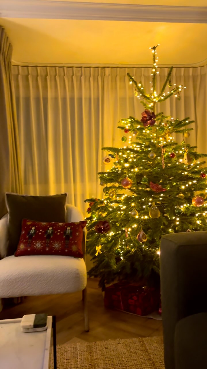 Jude Law, a Cosy Fire & a Christmas Tree… what more could you possibly need?
💕🕯️🌲
The @evonicfires Linnea 1500 blazing away in this festive media wall. We are carrying out our last installations of the year in the coming weeks, and then we are looking forward to winding down over the holidays! We are now taking bookings for January, please contact us if you’re looking at a new fire in the New Year!
#sidcup #electricfireplace #transitionalstyle #interiordesign #christmasdecor #christmas #homesweethome #homedecor #bexley #bexleyheath #dartford #welling #christmastree #christmasdecorations #cosyhome #cosynights #movienight #mediawall #mediawalldesign #mediawalls #electricfire #evonicfires