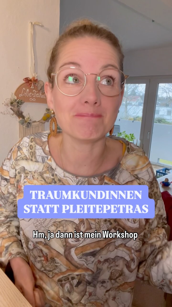 Bist du das? 👉🏻
Du bist selbstständig, voller Ideen – aber fühlst dich im Marketing oft überfordert? Du steckst Stunden in deinen Content oder Flyerproduktion – hast eine super hübsche Website und trotzdem ist irgendwie zäh?
… dann musst du unbedingt zur nächsten Plauderbörse kommen. Komm am Freitag 17. Januar 19 Uhr ins Juhubelhaus nach Nürnberg Mögeldorf. Ich halte dort einen Workshop: *‘Traumkunden statt Pleite-Petras‘*
Schluss mit:
❌ Ewig viel Zeit verplempern für Content, der doch nichts bringt.
❌ Kunden, die dich ständig vertrösten oder nie Kohle haben
❌ Marketing, das sich wie “ich mach einfach mal irgendwas was” anfühlt?
✨ Ich zeig dir wie Sog-Marketing funktioniert, warum deine Positionierung so entscheidend ist und wie du durch gezielte Strategien deine Wunschkunden magisch anziehst.
Ich versprech dir, danach wirst du wissen, wie Selbst-Marketing auch für dich effizient funktionieren kann. Du wirst mit soo vielen neuen Ideen für deine Selbstvermarktung nach Hause gehen!
📩 Melde dich jetzt an. Der Link ist markiert oder im Highlight!
NÜRNBERG NUERNBERG
POSITIONIERUNG
WUNSCHKUNDEN
BUSINESSAUFBAU
ONLINEBUSINESS
COACHINGFUERFRAUEN
CONTENTPLAN CONTENTSTRATEGIE
ONLINE KUNDENGEWINNUNG
BUSINESSSTARTEN
#Positionierung #Businessaufbau #onlinebusiness #mehrkunden #instahacks #mehrreichweite