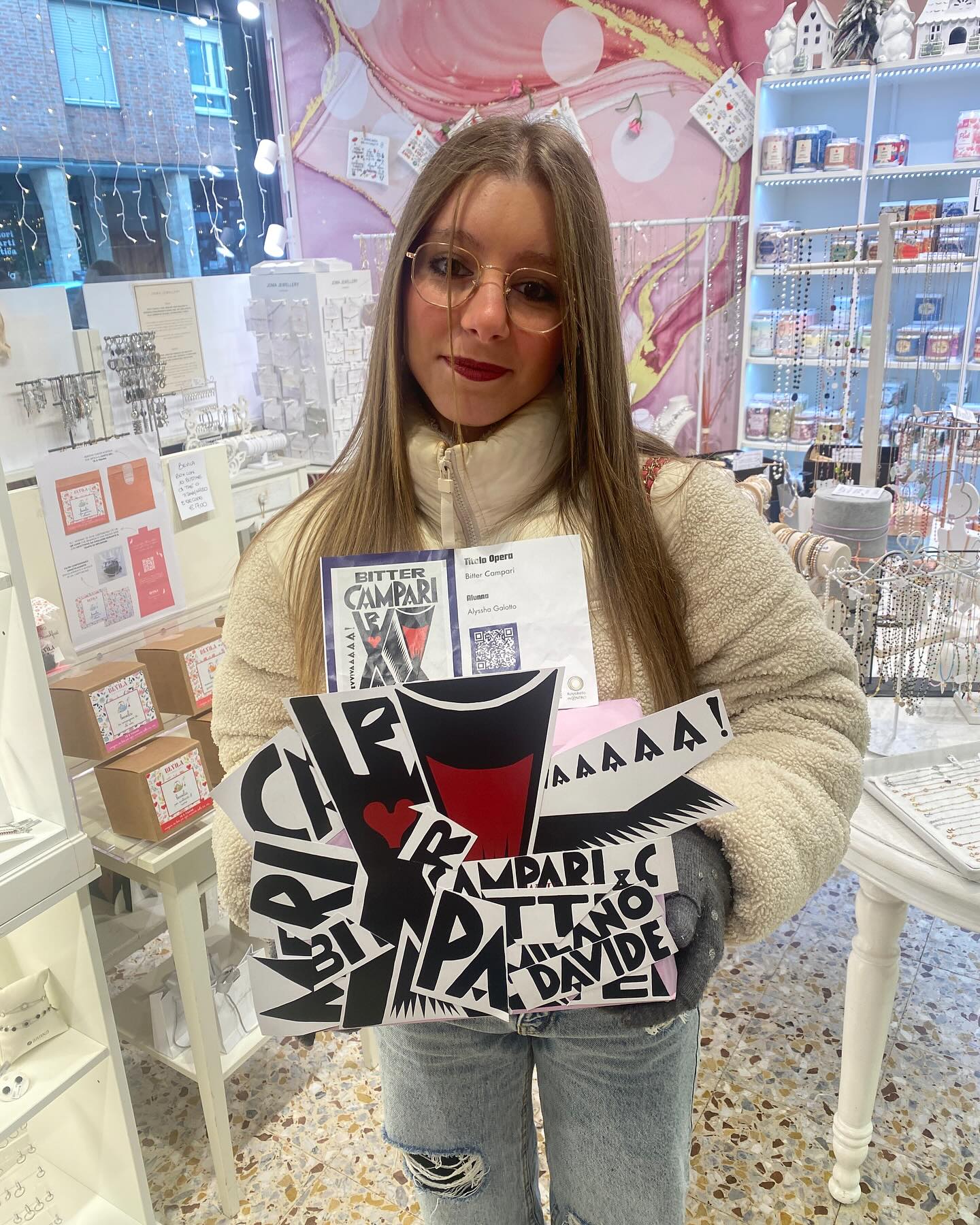 Nell’ambito dell’evento “Rovereto Magia del Natale” gli studenti e le studentesse della scuola @upt_rovereto hanno realizzato un packaging natalizio ispirato al tema “Depero e la pubblicità “.
.
.
Il tema e’ stato concordato con i docenti della scuola per proseguire il percorso di valorizzazione dell’arte moderna di cui la nostra bella città custodisce e offre ai visitatori importanti testimonianze.
.
.
Gli studenti-artisti sono in gara e le opere più votate sul web, verranno premiate.
.
.
Oggi Alyssa e’ venuta da Capsule a consegnare la sua opera, la potrete ammirare e votare inquadrando il qr code esposto accanto, vi aspettiamo numerosi!
.
.
Scoprite anche tutte le altre creazioni esposte in vari negozi del centro e presso il negozio ex gioielleria Perini in via Tartarotti!
.
.
Grazie per questa opportunità , complimenti a tutti i ragazzi che si sono messi in gioco e che vincano i migliori!
@rigenera_rovereto
@comunerovereto
@confcommercio_vallagarina
#capsulerovereto #piccoleemozioniquotidiane #packaging#arte#rovereto#artemoderna #scuola#natale