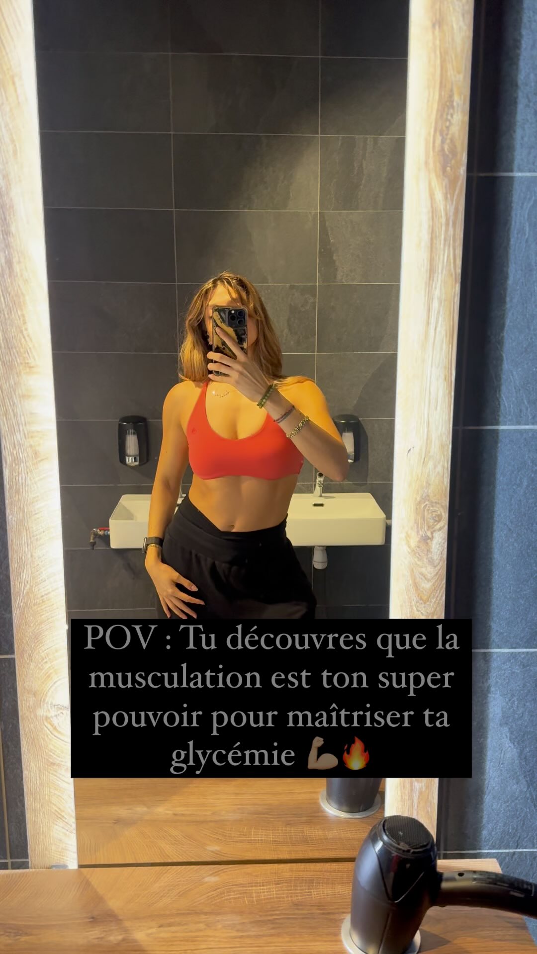 ✨OUVRE-MOI ✨⬇️
Prêt à transformer ta glycémie ? 💪
La musculation, bien plus qu’un simple exercice, est un outil puissant pour réguler la glycémie et prévenir la résistance à l’insuline.
Pourquoi les muscles sont-ils tes meilleurs alliés ?
📌 1. Le principal site d’élimination du glucose
➡️ Après un repas, 70-80 % du glucose est absorbé par les muscles squelettiques grâce à l’insuline qui active les transporteurs GLUT4.
➡️ Lors de l’exercice, les contractions musculaires stimulent ces transporteurs indépendamment de l’insuline, réduisant immédiatement la glycémie. Mécanisme particulièrement important pour les personnes résistantes à l’insuline, pré-diabétiques ou diabétiques de type 2.
📌 2. Une meilleure sensibilité à l’insuline
➡️ La musculation optimise la réponse des cellules à l’insuline, diminuant la résistance et facilitant l’absorption du glucose.
➡️Pour optimiser la sensibilité à l’insuline et maintenir une élimination efficace du glucose, il est recommandé de pratiquer une activité physique au moins tous les 3 jours.
📌 3. Augmentation de la masse musculaire
➡️ Plus de muscles = plus de réserves pour stocker le glucose en glycogène, réduisant les besoins en insuline.
📌 4. Un effet prolongé après l’entraînement
➡️ La sensibilité à l’insuline reste boostée jusqu’à 48h après une séance, et une simple marche post-repas peut déjà faire baisser la glycémie.
📌 5. Réduction de la graisse et de l’inflammation
➡️ Moins de graisse viscérale = meilleure santé métabolique et meilleure réponse à l’insuline.
🎯 Conclusion : Le muscle est ton superpouvoir contre les déséquilibres glycémiques.
👉🏼Envie d’apprendre comment t’y prendre ? 💬 DM-moi ou commente GO !
📌 Enregistre ce post et partage le à quelqu’un qui en a besoin !
.
.
.
#muscle #glycemie #metabolichealth #bloodsugarcontrol #strenghttraining #insulinsensitivity #fitness #musclehealth #healthyliving #strength #activelifestyle #santé #musculation #coach #womenwholift #fitnessmotivation #fitfrenchies #glucose #glucosemonitoring