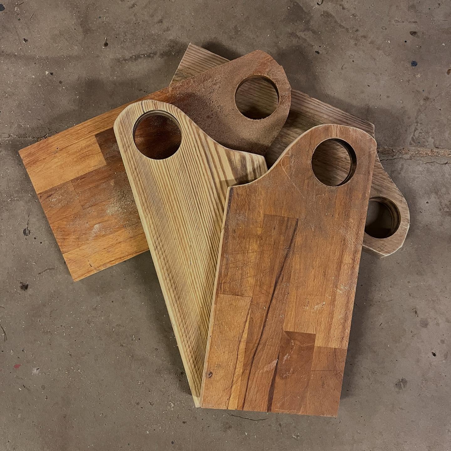 Så fik vi fingrene i endnu en god omgang genbrugstræ, som nu er i fuld gang med at blive formet til unikke skære brædder.
Der er mange sjove ønsker om motiver, som skal graveres på både det ene og det andet i år. Vi er vilde med, når I udfordrer os, og er sikre på at de bringer lykke hos modtageren🌲💝💪🏻
@gentaenk #lasercut #personligegaver #recycle #genbrugsguld #gentænkressourcerne