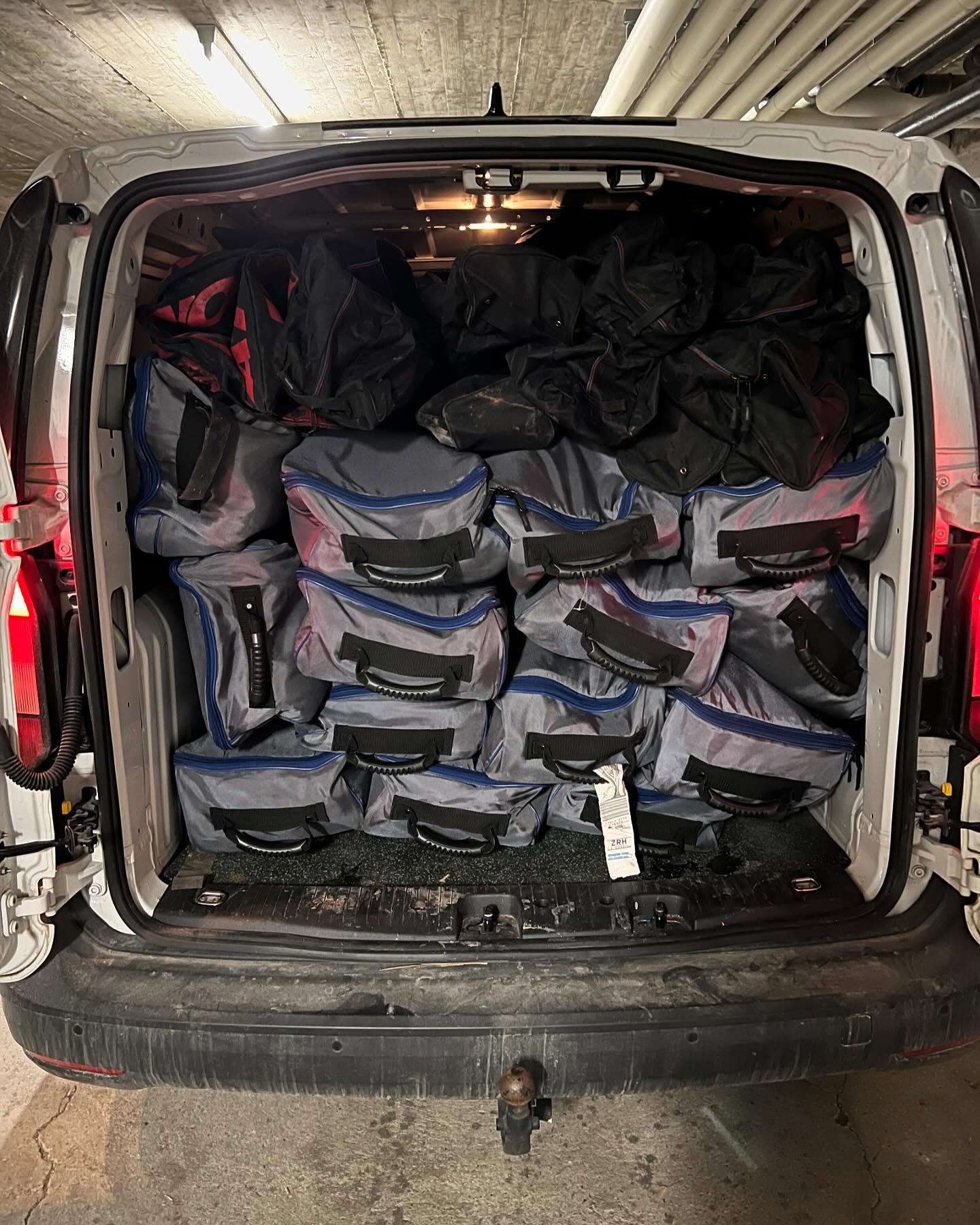 80 paires de ski-tests prêtes pour le test Chabloz sports de demain et dimanche. RDV @ parking de la Forêt à St-Luc dès 10.00 pour@une journée TOPISSIME ⛷️❄️☀️😎