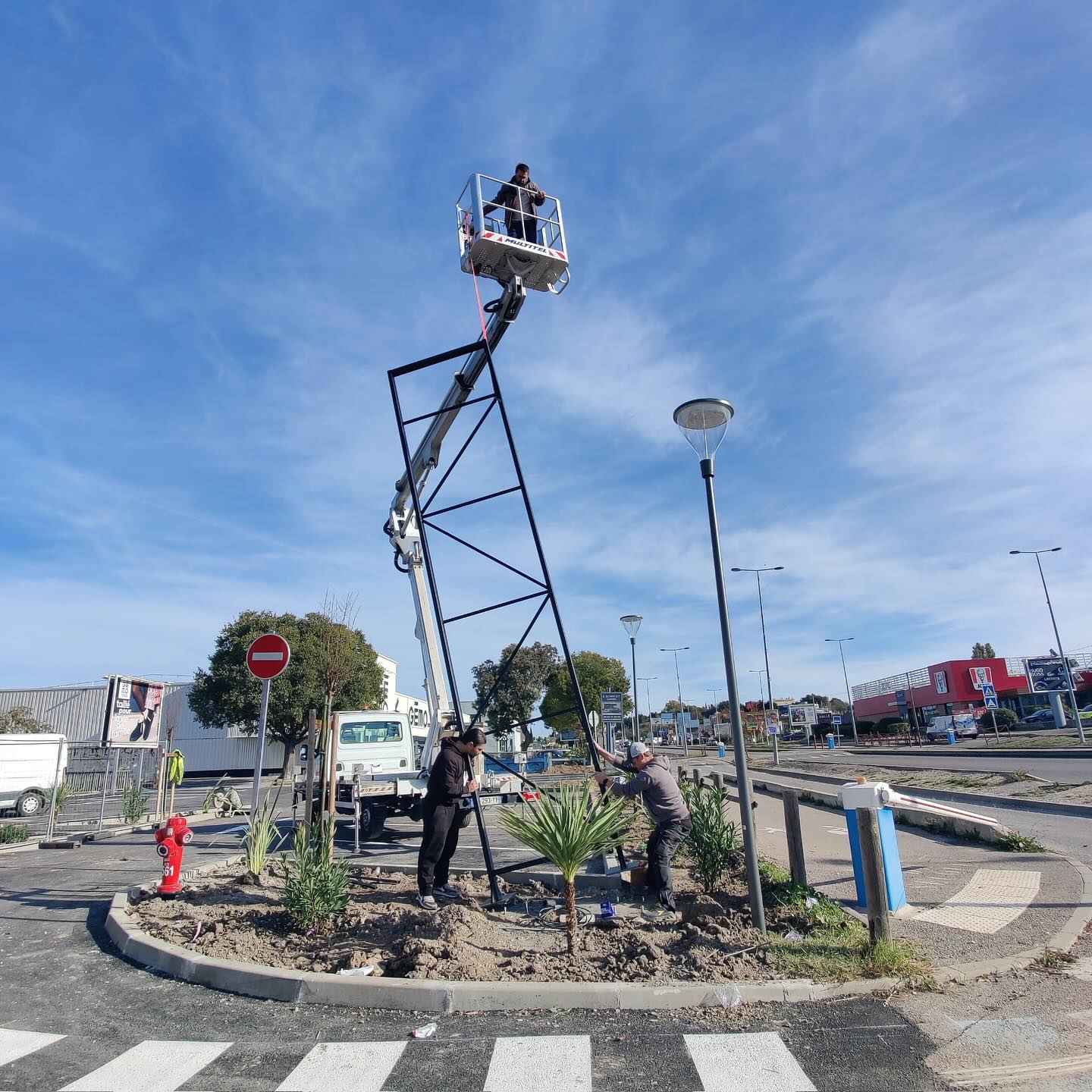 ☀️☀️ Fabrication et pose de 2 TOTEM XXL pour la nouvelle zone commerciale 350 Avenue à Plan de Campagne 🏆
Totems lumineux, éclairage led. Aluminium noir et aspect bois chêne.
www.imprimenseigne.fr
04 91 33 23 47
#sign #enseignelumineuse #totem #signaletique #agencement