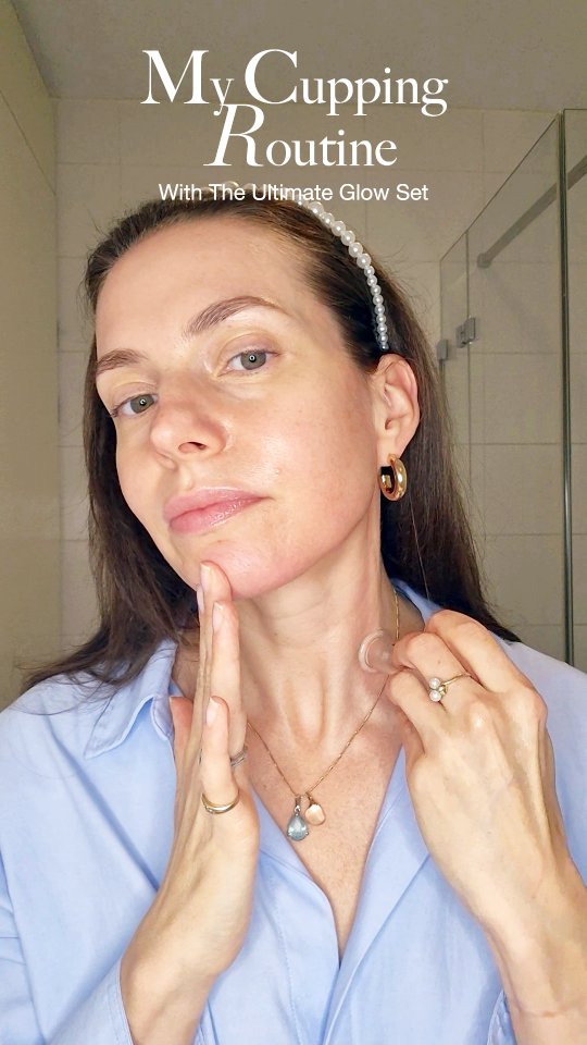 ✨ Achieve a Radiant Glow with The Ultimate Glow Set ✨
In this video, I’m sharing my cupping routine using The Ultimate Glow Set, a special collaboration with @mooniebymila . I start with Le Youth Sérum, the perfect base for cupping. This powerful serum deeply nourishes the skin with plant oils and algae extracts, while antioxidants protect against harmful influences and prevent premature aging.
The cupping set helps to:
• Firm the skin and define facial contours.
• Boost collagen production for a youthful appearance.
• Improve blood circulation, giving your skin a fresh and healthy glow.
What’s included in The Ultimate Glow Set?
♡ Le Youth Sérum: A luxurious anti-aging serum with natural ingredients that restore and rejuvenate the skin.
♡ Facial Cupping Set: Designed by Moonie by Mila for a professional treatment at home.
♡ Chic vegan bag: Perfect as a stylish gift or to treat yourself.
Price: €104.95
Order your set now via www.commesaskincare.com and experience the luxury of cupping and clean skincare.
Watch the video and see how this routine can transform your skin 🤍✨️