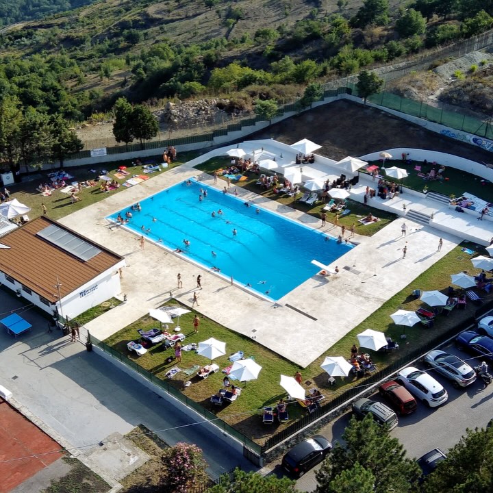 Nebrodi Arké promuove lo sport come strumento di benessere, socialità e connessione con il territorio, valorizzando al contempo le opportunità offerte dai Monti Nebrodi. Attraverso attività sportive all’aperto, l’associazione invita a scoprire la natura in modo dinamico e coinvolgente, come gare di triathlon, dimostrazioni di arti marziali, e tornei di padel, basket, calcio e pallavolo.
La gestione della piscina e l’impianto sportivo comunale di Galati Mamertino rappresenta un tassello importante della nostra visione. Questo spazio diventa un punto di riferimento non solo per l’attività fisica, ma anche per l’incontro tra residenti e visitatori, creando un legame tra sport, relax e turismo. Offriamo corsi e attività che spaziano dal nuoto all’acquafitness, in un ambiente che favorisce il benessere e lo spirito di squadra.
Nebrodi Arké crede nello sport come esperienza che unisce e ispira, creando occasioni per vivere il territorio in modo attivo e salutare, sempre con uno sguardo attento alla sostenibilità e alla valorizzazione del nostro patrimonio naturale e sociale. 🏊🎾❤️