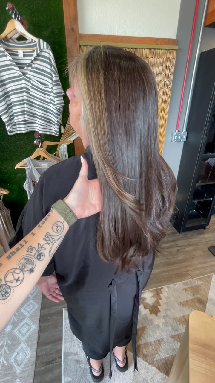 🎥✨ POV: Your hair enters the room before you do. 💁♀️
Let’s talk Movement + Bounce—the ultimate holiday hair flex. 🎄 Whether it’s layers, waves, or that perfect blowout, we’re serving dimension so good, it deserves a standing ovation. 👏
🎶 Sound on, because this hair doesn’t just sit there—it dances! 💃
🔥 Ready for hair that moves like YOU? DM to Book your next appointment and let’s create magic.
#clermontsalon #brunette #bronde #shine #salonlove #clermontflorida #letitflow