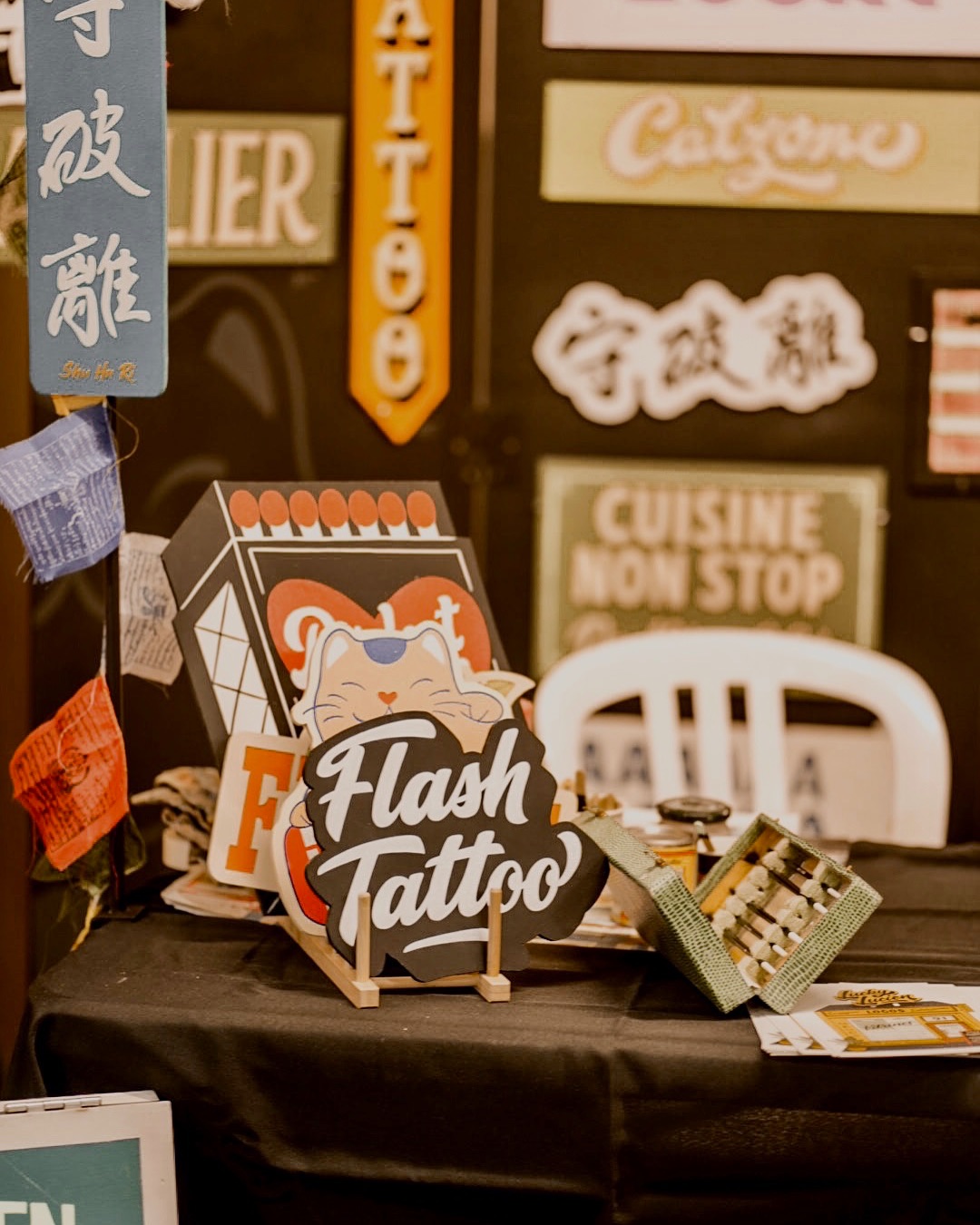 Allez je finis avec quelques photos prises lors du @mtptattoofestival l’année dernière pour lequel j’ai participé. 😚
Et pour les plus curieux voici la suite des réflexions et des envies futurs :
Bon pour commencer la bonne nouvelle c’est que j’ai retrouvé la motivation d’origine que j’avais perdu ces derniers temps. Je me suis rendu compte à quel point j’aimais cette activité, les projets que j’ai pu réaliser, les rencontres que j’ai pu faire … C’est vraiment un ensemble qui m’anime au plus profond de moi et qui me fait vibrer chaque jour.
Aujourd’hui j’ai envie de reprendre tout ce que j’aimais faire et continuer d’explorer de nouvelles opportunités. J’ai trop voulu m’enfermer dans une pratique de la peinture pure et dure alors que ce que j’aime faire c’est de l’appliquer sur tout type de support à travers pleins de procédés et de projets : impression papier, visuels pour tee shirts, personnalisation en gravure, animation d’atelier et tellement d’autres possibilités !
Je vais aussi me détendre sur la comparaison avec mes pairs, artistes peintre, peintre en lettres, graphiste etc … Si vous me suivez aujourd’hui c’est parce que certains de mes travaux, pas forcément tous, vous ont plu et c’est le principal. On attend pas de son artiste préféré qu’il ne fasse que des hits, parfois il y a des choses qui plaisent moins mais ça fait aussi parti de la construction de l’artiste en lui même de passer par ces étapes.
Donc voilà je reprends l’activité de manière un peu naïve, innocente, avec beaucoup d’envie, ouvert à tout type de projets sauf que l’avantage c’est que j’ai quand même quelques bagages dû à mes années d’expérience avec moi ;)
Continuez à m’envoyer de la force si le travail vous plait ça fait toujours très plaisir d’avoir des retours !
Et sinon … « si tu kiffes pas t’écoutes pas et puis c’est tout ! »
😘