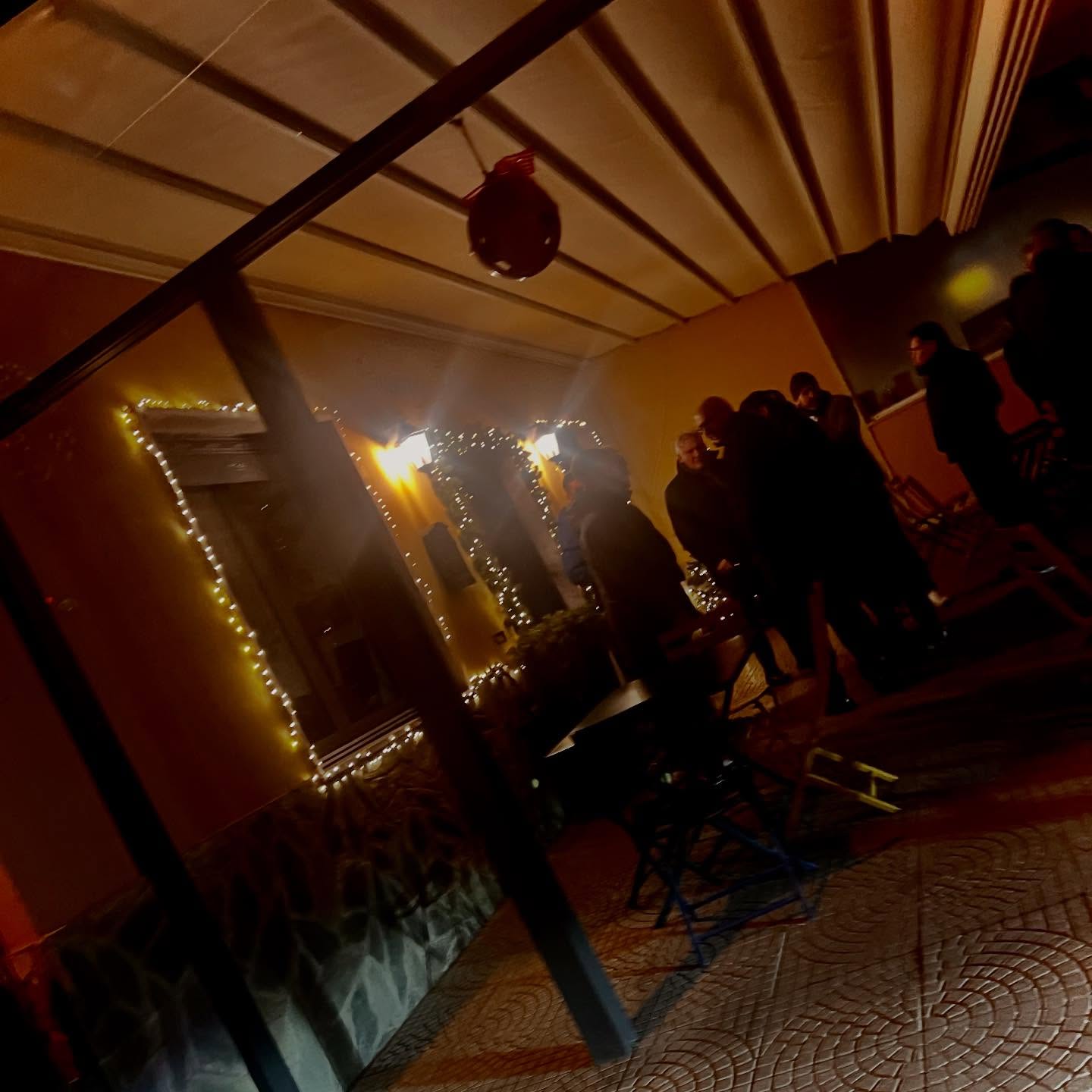 ✨ L’atmosfera magica del Natale, tra luci calde e risate sincere. Le cene #daRossino con gli amici sono il regalo più bello 🎄❤️ #NataleDaRossino #CeneTraAmici #MagiaDelNatale