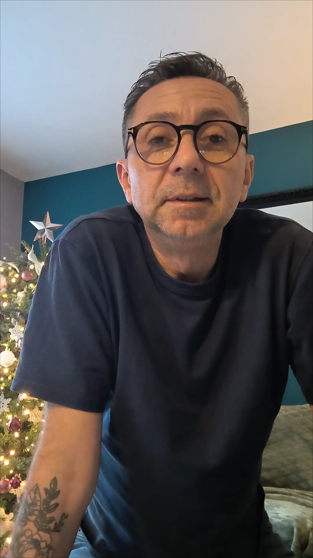 Abonnez-vous à ce jeune compte Instagram dédié à la photo solo, la photo de couple, famille, amis, EVJF, proposal, engagement, touristes ou parisiens🥂 https://www.instagram.com/jadoreparisphoto/