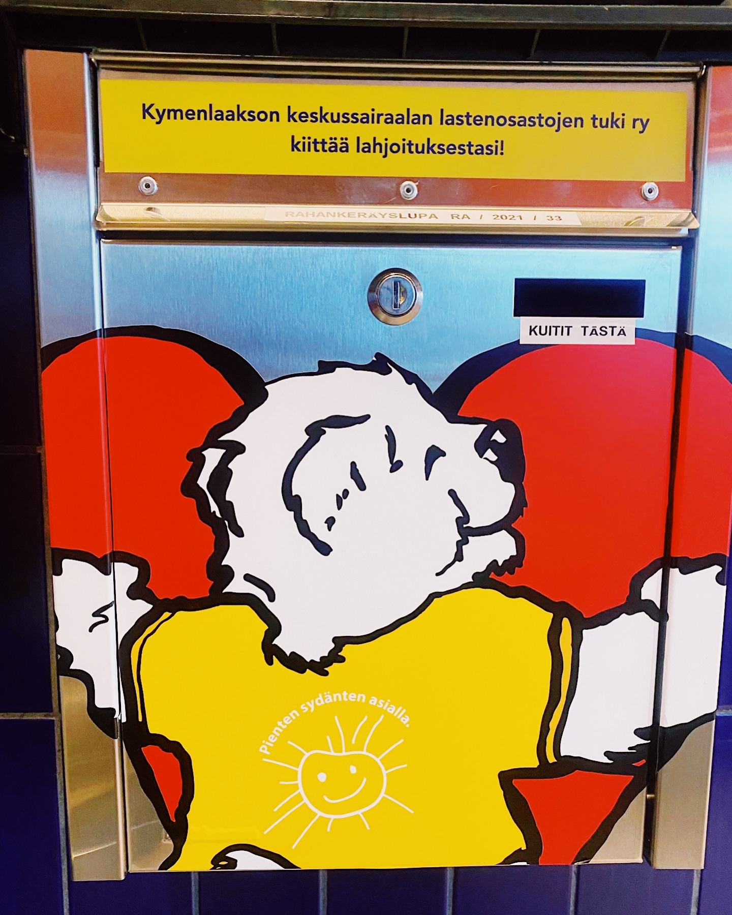 Nyt voit tukea yhdistyksemme toimintaa pullokuiteilla myös Haminan K-Supermarket Kanuunassa ❤️
Sujauttamalla pullokuitin laatikkoon, jossa on nallen kuva, autat yhdistystämme hankkimaan lastenosastoille hoitoon liittyviä laitteita ja välineitä yhteistyössä Kymenlaakson keskussairaalan ja Kymenlaakson hyvinvointialueen kanssa. Tule kanssamme tekemään tärkeää työtä pienten sydänten asialla!🥰