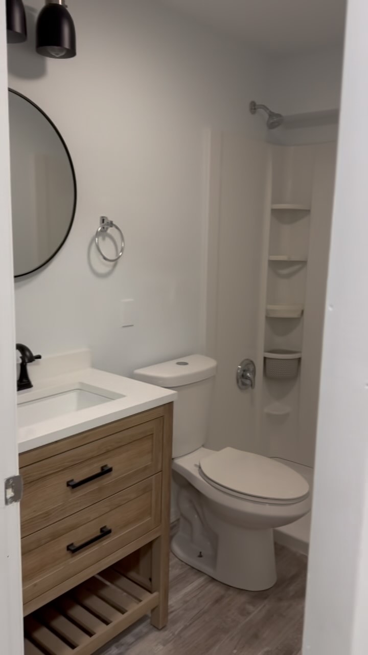 Thinking about a bathroom update? A fresh look can make all the difference. Let’s make your dream bathroom happen—reach out today!