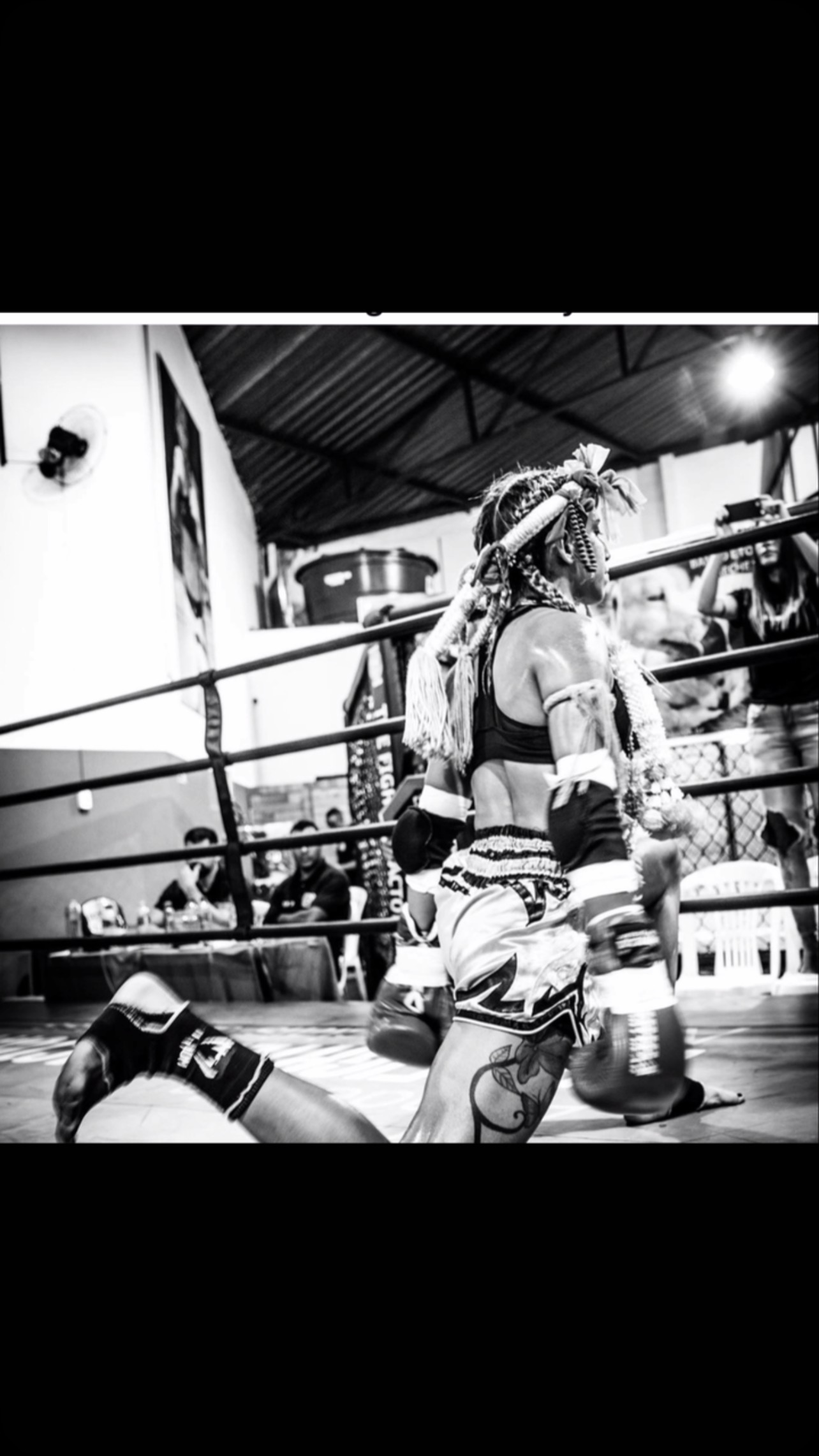 What determination discipline perseverance and hard work can do ! the photos above was taken inside of my gym back in Brazil from the very beginning of @barbaraaguiar_phuketfightclub professional Muay Thai career she proved if you work hard enough and Surround yourself with the right people you can make it #gosport #muaythai #tffmuaythai #fareham #muaythailifestyle #muaythaitraining #muaythailife #muaythaigirls #muaythaithailand #muaythai have discipline you can make it! Big congratulations to @barbaraaguiar_phuketfightclub and all the @phuketfightclub team !