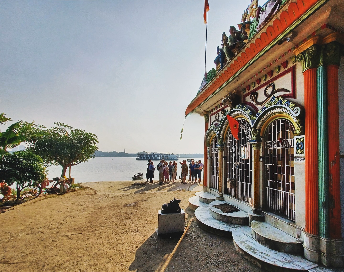Soulful vibrational energy spread across the Himalayan rivers for those who seek to see beyond the obvious layer 🙏
#lovewithabncruises
#assambengalnavigation
.
.
.
#gangesrivercruise #smallshipcruising #rivercruiser #himalayanriverculture #westbengaltravel #westbengaltourism #rivercruiseindia #indiarivercruise #gangesriverboat #abnrajmahal #rajmahal #smallshipcruising #rivercruising #rivercruiseexpert