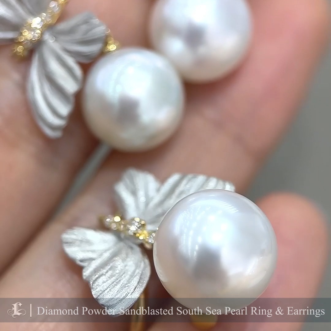 This is a captivating piece of diamond powder sandblasted jewelry that enchants at first glance. The flawless craftsmanship transforms the strength of metal into a delicate, ethereal beauty, with perfectly harmonized colors adding to its charm. It is an essential treasure for the jewelry box of every sophisticated woman.
#southseapearlset #southseapearlearrings #southseapearlring #southseapearljewelry #diamondpowder