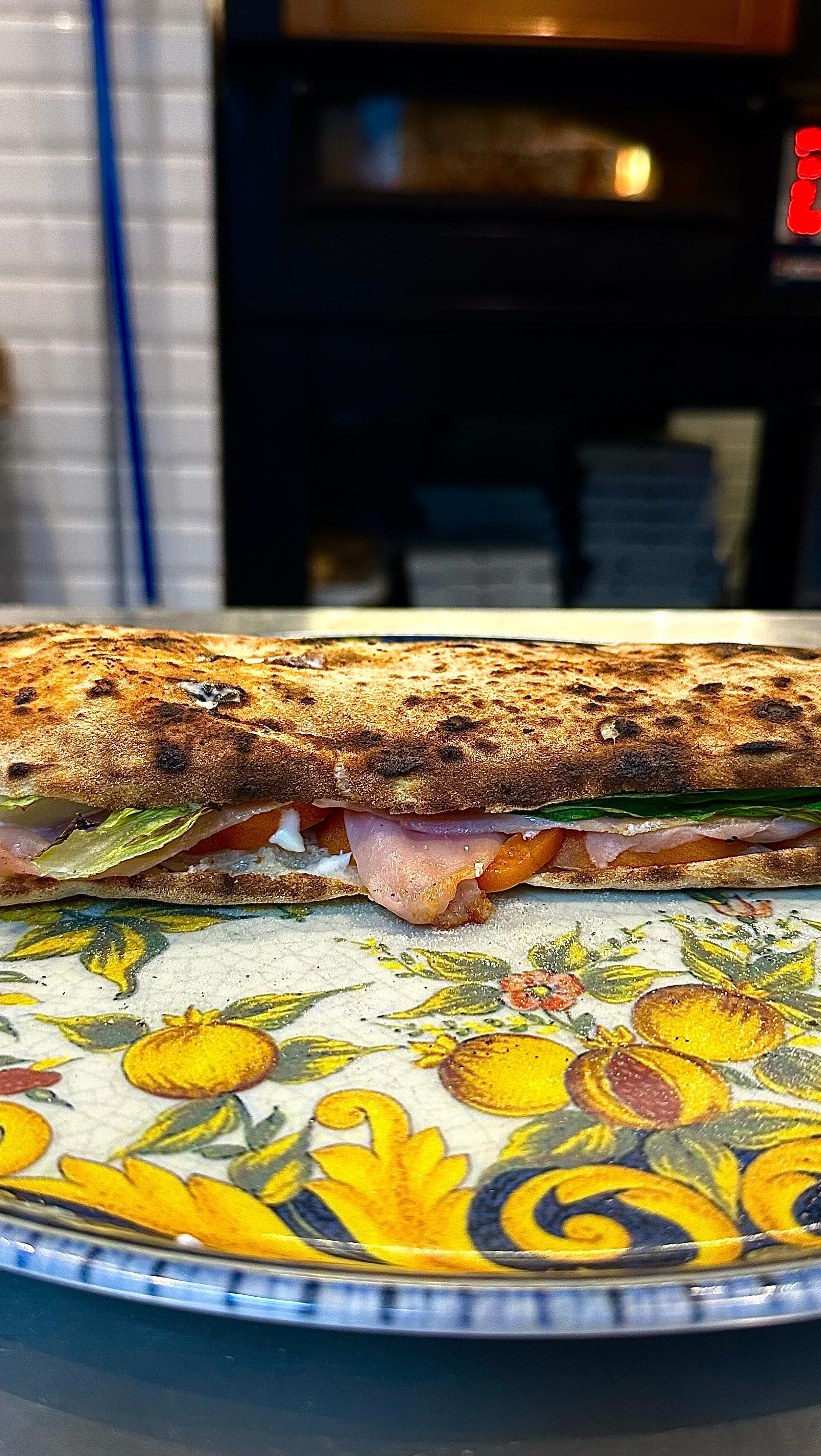 Zingara Panuozzo ASMR!
Heart of the bull tomatoes, buffalo mozzarella, Parma ham, lettuce and mayonnaise