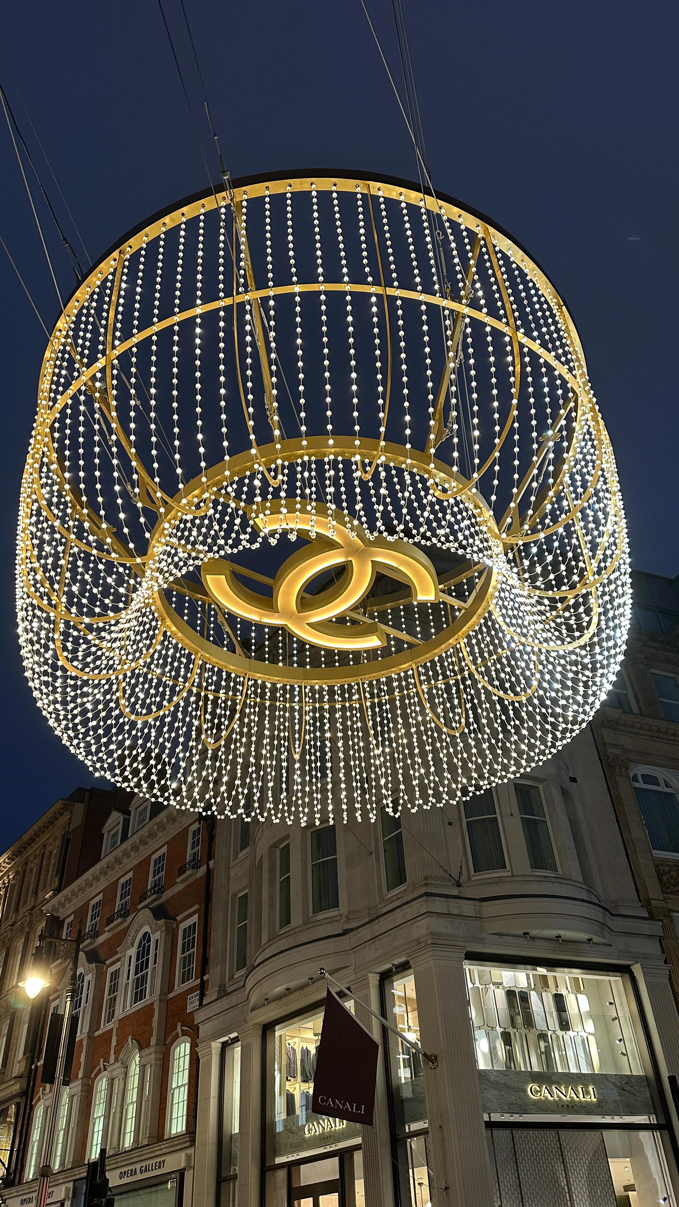 🚥🎄🚥🎄🚥🎄Bond Street 🚥🎄🚥🎄🚥🎄
looking gorgeous with all its shining lights and gems
#influencersinthewild #jewelleryofbondstreet #christmastree #lights