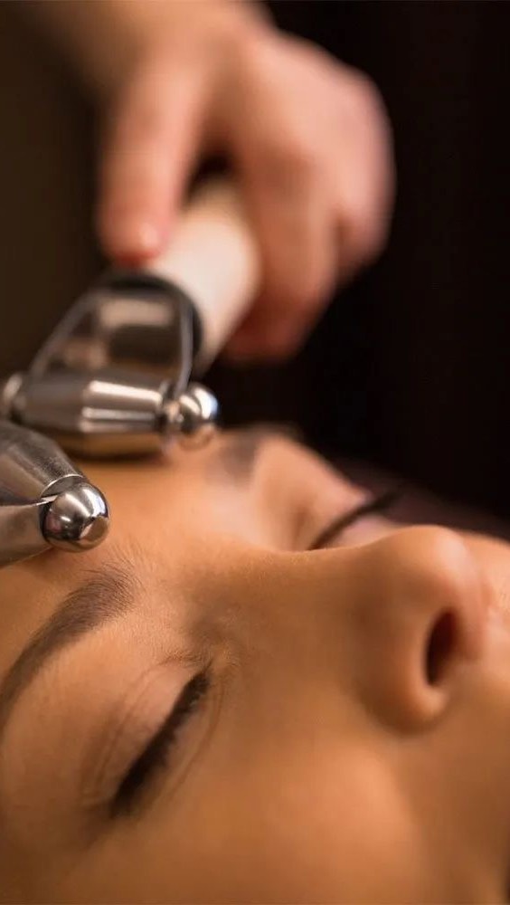 Introducing Galvanic Treatment! โจ
Experience the power of gentle yet effective cleansing with our new Galvanic Treatment.
What is Galvanic?
Galvanic current is a low-level electrical current that gently cleanses the skin by loosening impurities and excess oil.
How we do it:
We combine this innovative technology with the power of Sea Buckthorn Oil (Rich in Nutrients,
Vitamins,packed with vitamins A, C, and E,for a deep cleanse that leaves your skin feeling refreshed and purified. To further enhance the treatment, we finish with LED LIGHT THERAPY Specifically blue LED light therapy to target acne-causing bacteria.
Book our Acne Treatment and add the Galvanic option for a deeper, more effective cleanse.
#GalvanicTreatment #AcneTreatment #Skincare #SkincareRoutine #BlueLED #SeaBuckthorn #CleanSkin #GlowUp #Esthetics
#radiantskincare#glassskintreatments#glowup#ledlighttherapyamsterdam#amsterdamskincare