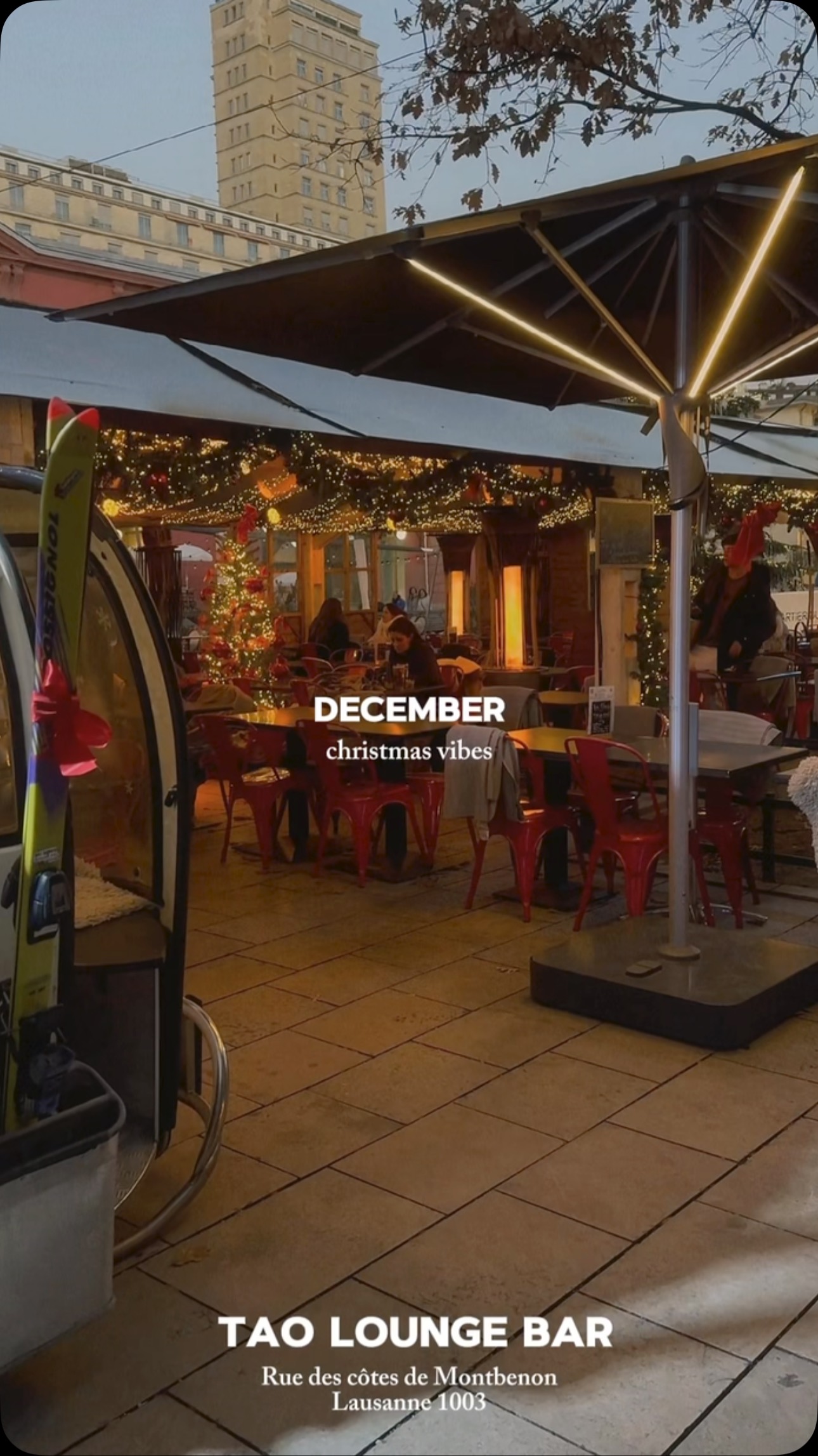 Venez vivre un moment magique dans notre chalet chauffé à l’ambiance festive de Noël ! 🎄✨ Profitez aussi de nos télécabines pour une expérience inoubliable autour d’une délicieuse fondue chinoise ou d’un cocktail savoureux. ❄️🥂