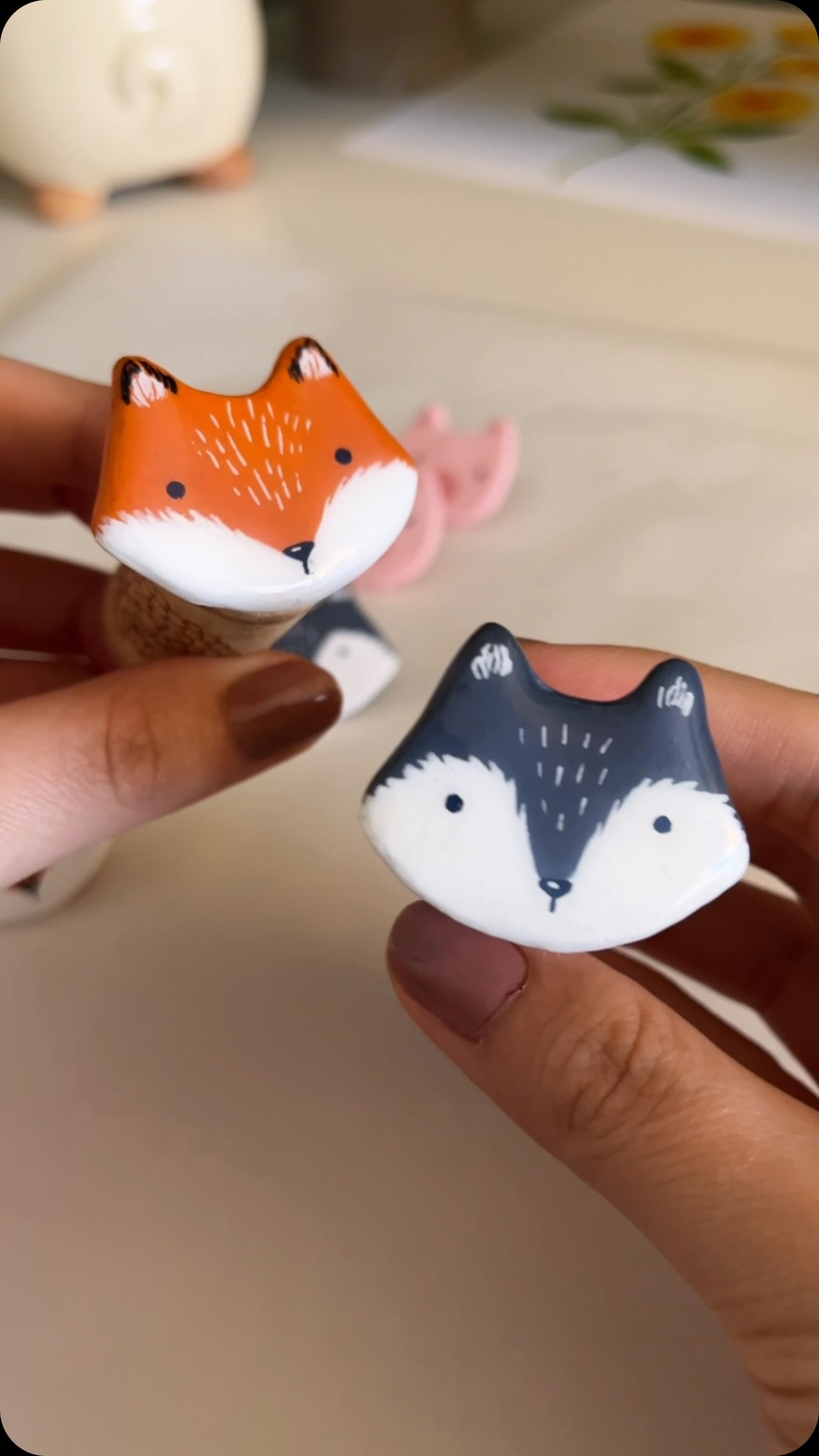 Varnishing these little clay pins!
#clayartist #foxart #clayart #claypin #modpodge