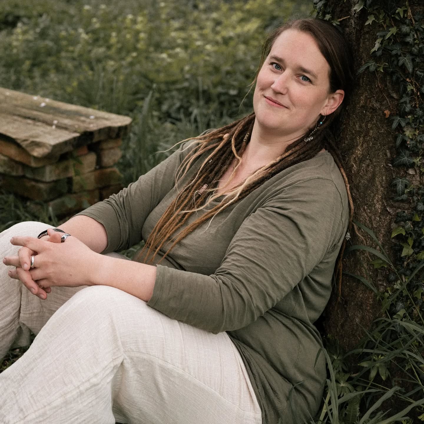 Ruhig war es hier.
Es war Zeit für eine Pause,
es war Zeit für eine Transformation.
In den letzten Monaten bin ich durch funda-mentale Prozesse gegangen, gemeinsam mit meinem Business. Ich habe mich begleiten lassen auf diesem Weg, seit Juli arbeite ich mit der @awakened.impact.academy an meiner Alchemy of Purpose.
Das hatte meinen vollen Fokus, tagtäglich.
Ich habe meinen tiefsten Ängsten und Schatten in die Augen gesehen, ich habe meine Wünsche und Träume auf den Prüfstand gestellt, alles umgekrempelt und wieder zurückgedreht. Es war streckenweise ein steiniger Weg und gleichzeitig eine Freude auf diesen alten vergessenen und doch bekannten Pfaden zu wandeln.
Herausgekommen ist eine Spezialisierung wie ich sie nicht erwartet und allein niemals herauskristallisiert hätte. Auf dieser Grundlage entsteht gerade ein Programm, welches bald hinaus in die Welt darf um diese zu verändern.
Doch vorher brauche ich noch Unterstützung für den Feinschliff, dafür werde ich in den nächsten Tagen einen Aufruf teilen und Interviewpartnerinnen suchen, die mir authentische echte Einblicke in die Lebensrealität meiner Menschen geben. Als Dankeschön gibt es eine kostenfreie Session mit mir.
Eine krasse Reise, für die ich sehr dankbar bin – und sie geht noch weiter, sie geht immer weiter, ab sofort auch hier wieder mehr.
📷 @sophiafriedrich_