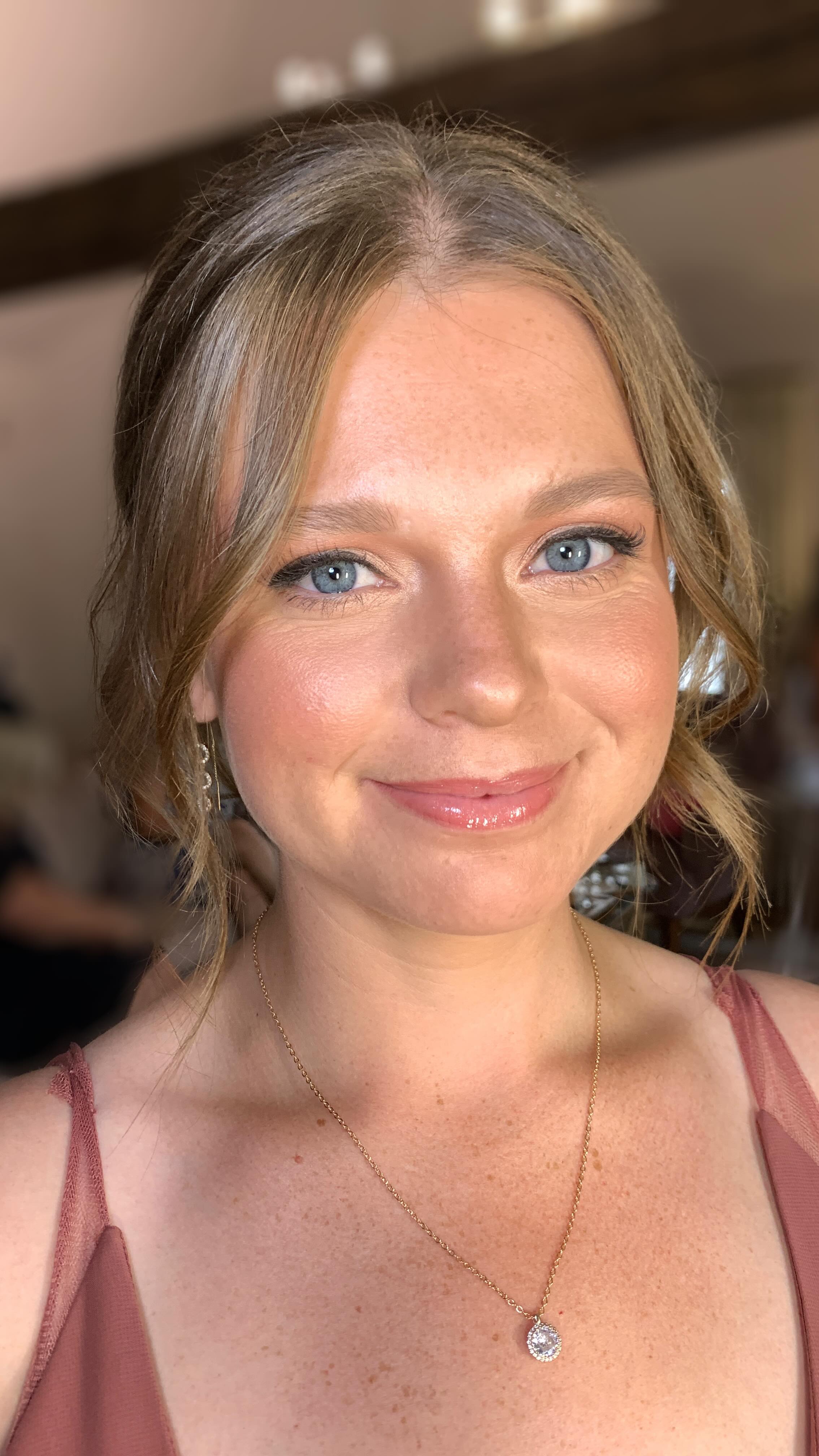 Did someone say ‘no makeup’ makeup with a bit more?✨
Think skin! Soft freckles, a radiant glow from within, harmonious tones and a subtle hint of ‘something’ to elevate, but still keeping it natural and minimal.
See how the face matches the chest? The ‘no makeup’ makeup look is perfect for brides and bridesmaids who love a natural vibe, but still want to look and feel their radiant and confident self. It’s simple, it’s fresh, and oh-so natural.
My motto: enhance, don’t mask. Enhancing your natural beauty and your unique features is what I do, and using a ‘less is more’ approach is what brings that natural glow to life and oozes confidence😮💨
Is the ‘no makeup’ makeup look your vibe? DM me for your next big event✨
Venue: @pelhamhouseweddings
Hair: @jenny_loves_hair
-
-
-
#bridalmakeup #bridalmakeupartist #bridalhair #bridalmakeupinspo #bridalhairinspo #bridalfashion #bridalstyle #bride #bridesmaidinspo #weddingvenue #weddingphotography #bridalinspiration #bridalhairstyle #bridallook #bridalparty #weddingmorning #bridetobe #2025bride #2025bridetobe #2026bride #brightonbride #bridesmaidmakeup #nomakeupmakeup #nomakeupmakeuplook #bridesmaidinspiration