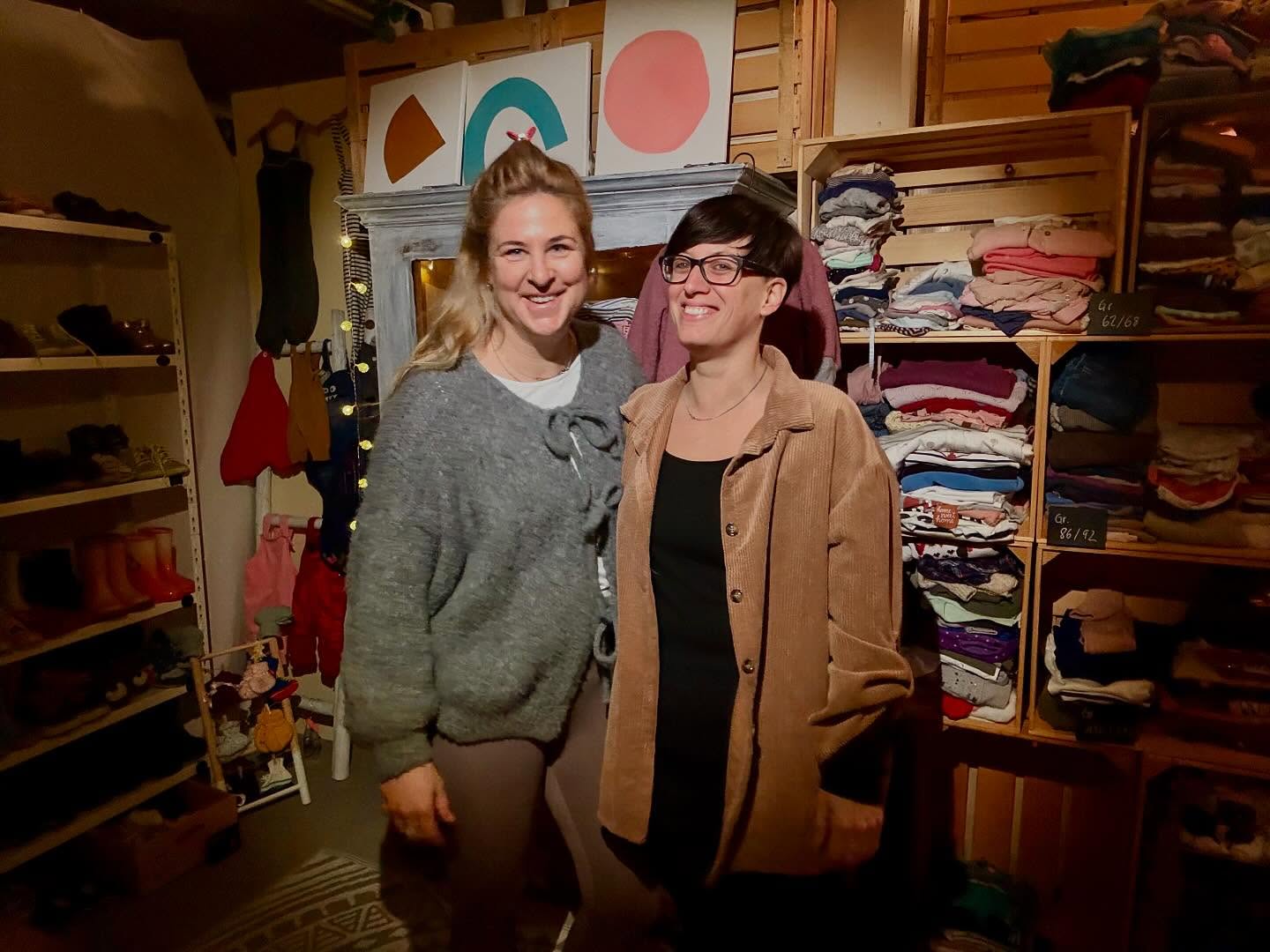 Dürfen wir vorstellen; Das sind wir! Mirjam und Sabrina. Das Duo das hinter oh!minis steht. Wir freuen uns dass du hier bist und hoffen dich bald in unserem Secondhandlanden begrüssen zu dürfen🤍
#secondhand #kinderkleider #duo