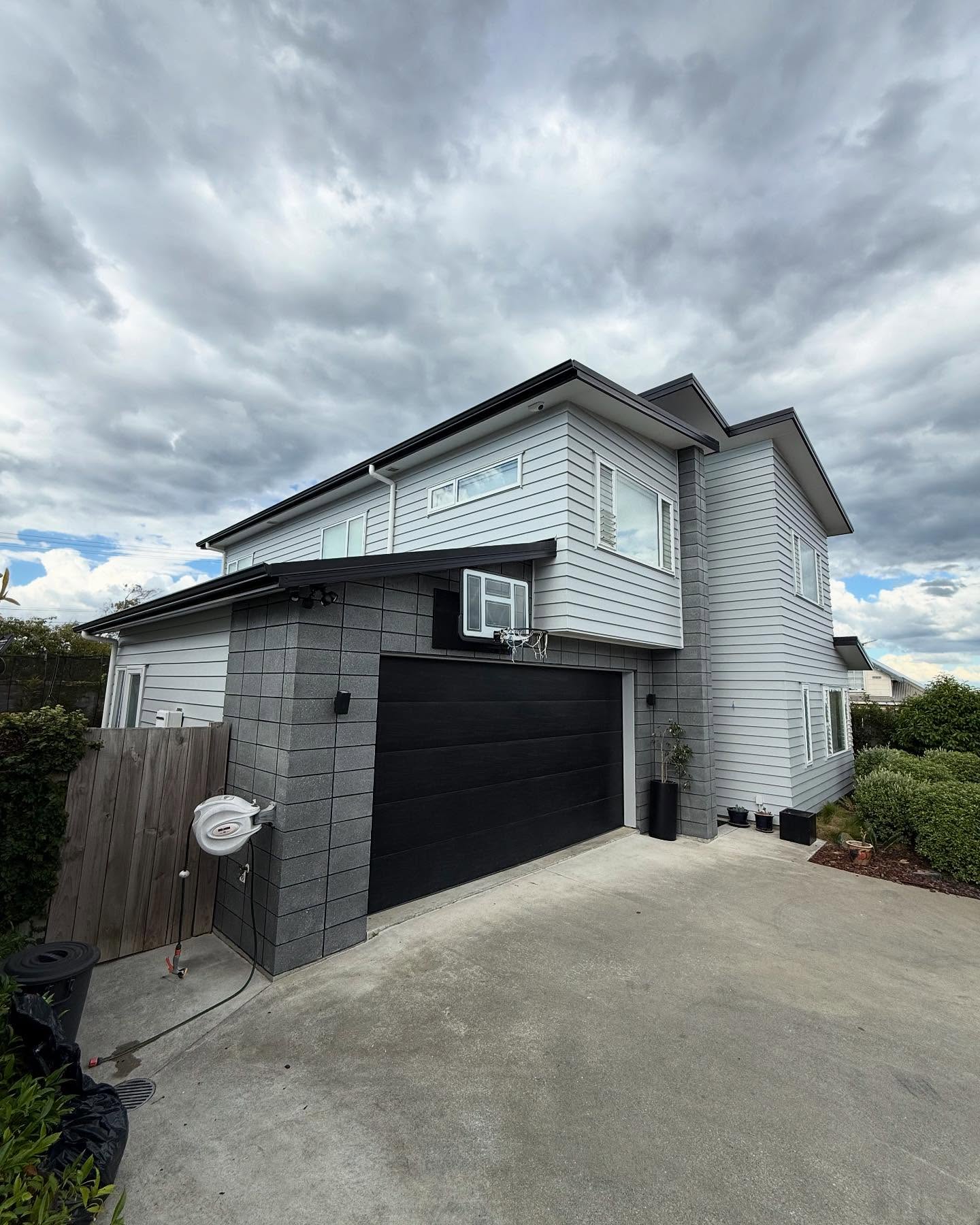 Full exterior repaint & maintenance repairs. 🔨 🎨 ✨ Great project to close out the year. From repairs to waterproofing all entries, we take great pride in the little details that will allow this home to last the test of time in the Auckland weathers. 🏡 #exteriorpainting #aucklandpainting # silverstaterenovations