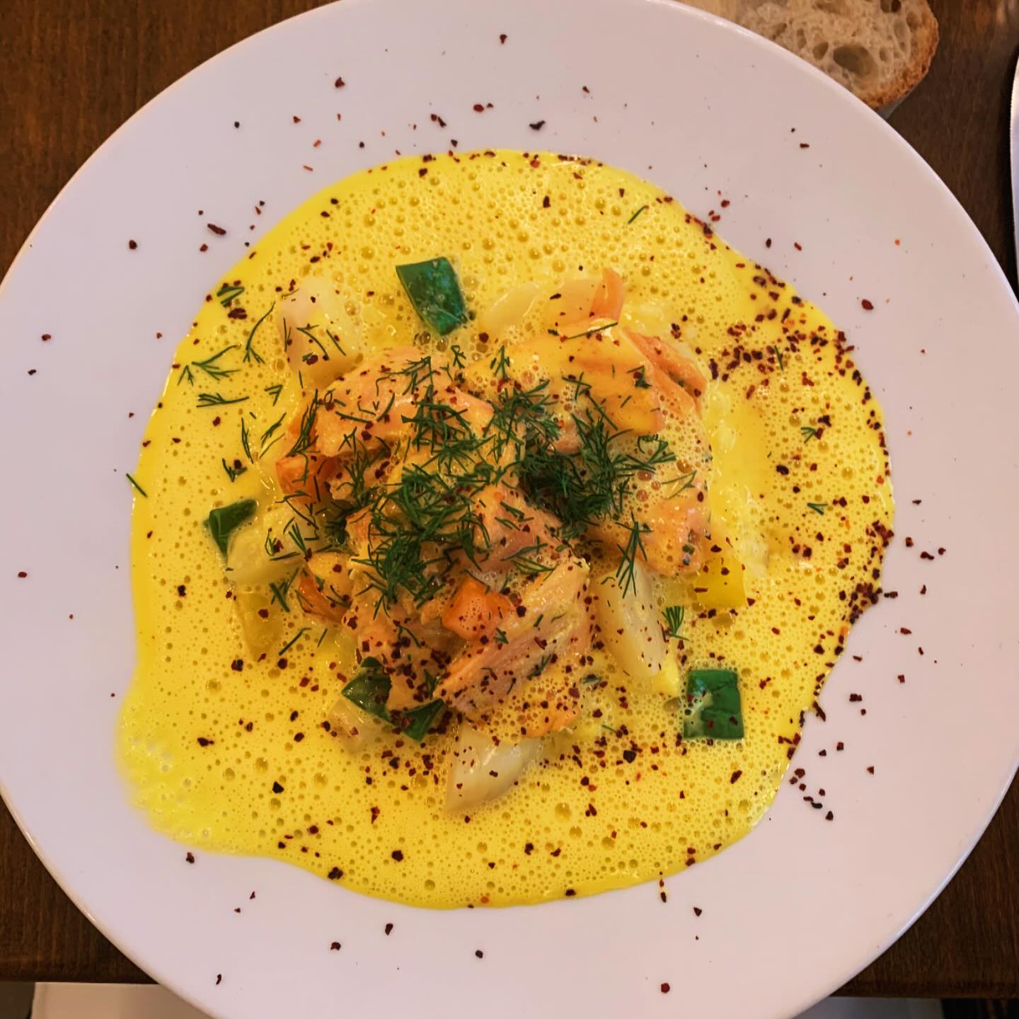 Divin risotto aux fruits de mer, y compris des Saint-Jacques ultra fraîches, au menu du midi hier chez @lelexique !! Cyril est vraiment un chef hors pair, il mérite d'être connu 😍😍 !! .
.
.
#BonAppetit !
.
Pensez à ENREGISTRER ce post pour vous inspirer plus tard ☺️ et vous abonner bien sûr 🥂
.
+ de 170 recettes et astuces sur
www.delicieuxsanssucre.com
Ou lien cliquable dans ma bio @delicieuxsanssucre
.
Créez VOTRE MODE D'ALIMENTATION sur mesure 🎁🎁 avec le programme TAPAS :
Un programme de folaï pour vous guider vers une alimentation saine, gourmande et durable en 8 modules ultra-pratiques !
.
.
#Transformezvotrealimentation
#MangerMieux #MieuxManger #Alimentation #AlimentationSaine #Flexitarien #FaitMaison #DansMonAssiette #MangerSain #MangerSainement #cestropbon #EquilibreAlimentaire #ReequilibrageAlimentaire #DelicieuxSansSucre #IgBas #IndexGlycemiqueBas #RegimeIgBas #miam #miamMiam #VraimentSain #SansGluten #gourmand #Bio