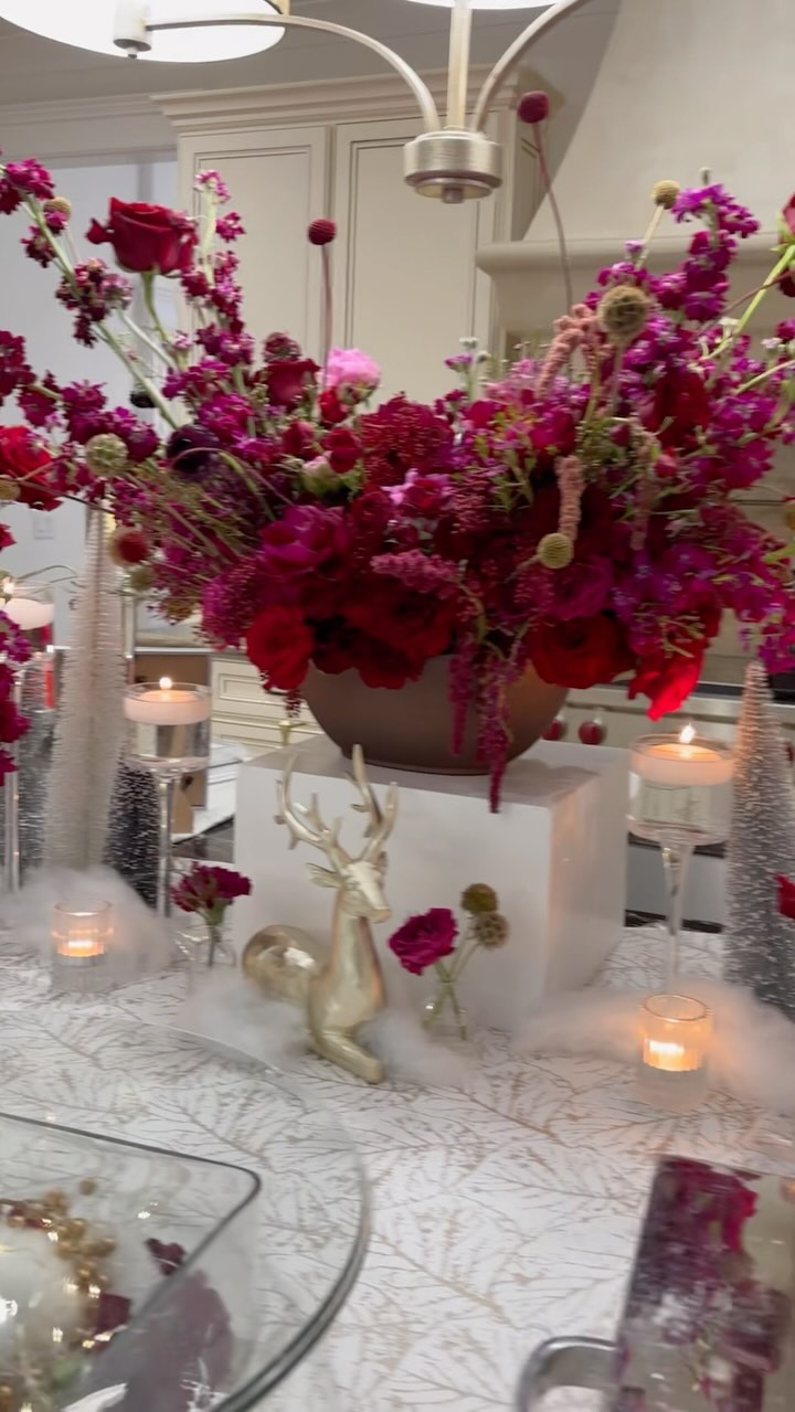 “Classy, holiday vibes with pops of red"?? Say less… Tonight we had the pleasure of decorating one of our corporate client’s home for their team holiday party. These colors?!?!?! Video doesn’t do them justice. #grateful
#holidaydecor #corporateevents #redchristmas #christmasparty #flowerart #