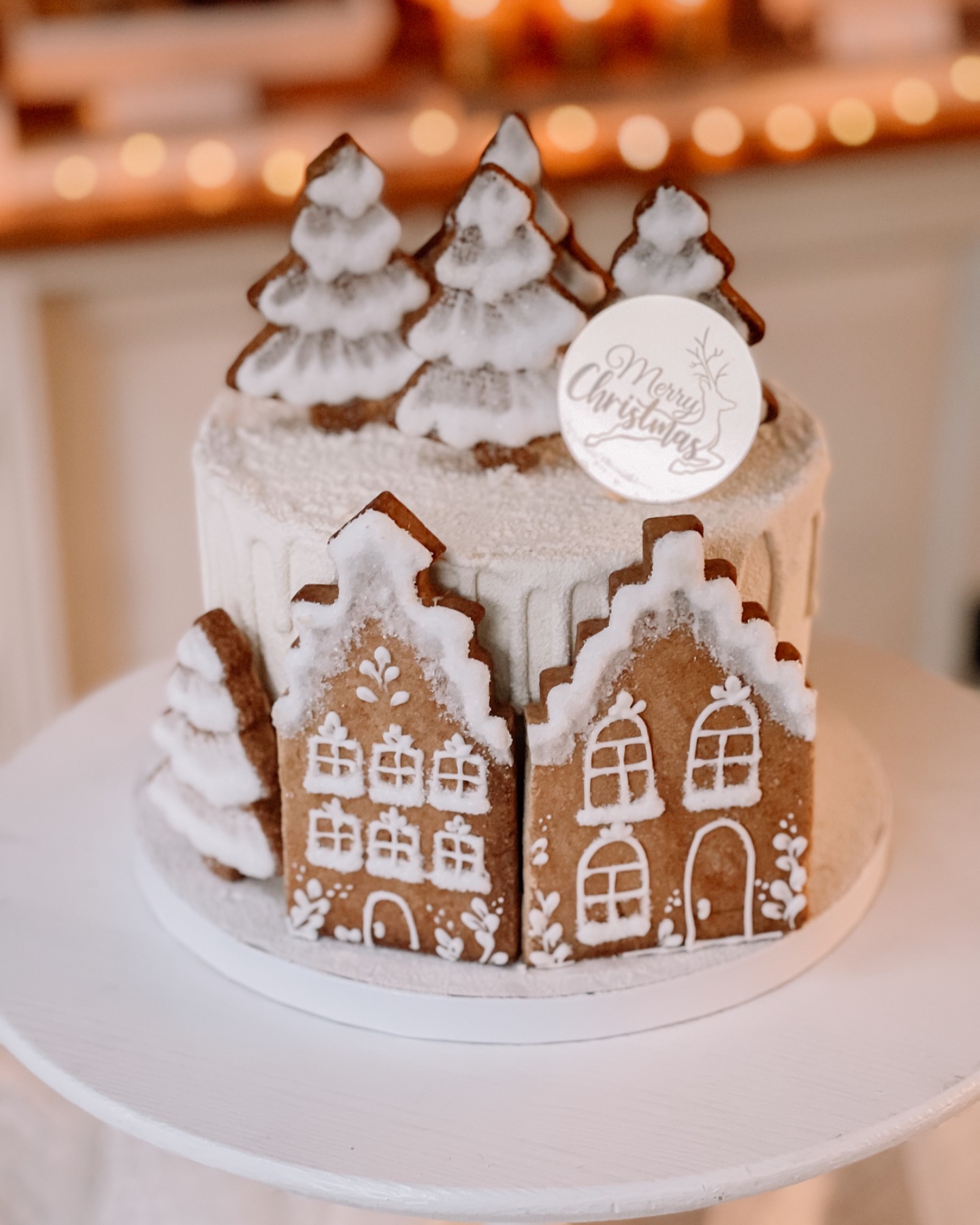 ♥️ Mon coup de coeur de cette offre de Noël 🥰
Il est composé de couches de génoise moelleuse imbibées de sirop au café ☕️, d’une crème légère parfumée au café, d’un croustillant spéculoos 🍪 et d’un crémeux vanille de Madagascar, le tout decoré de biscuits au sucre craquant.
Découvrez l’offre de Noël sur le site
🎄Www.fleurdesucre.be/shop
Tous mes gâteaux sont artisanaux. Enfin ça vous le savez maintenant. Du coup, les quantités sont aussi limitées. N’attendez pas avant de commander 🤭