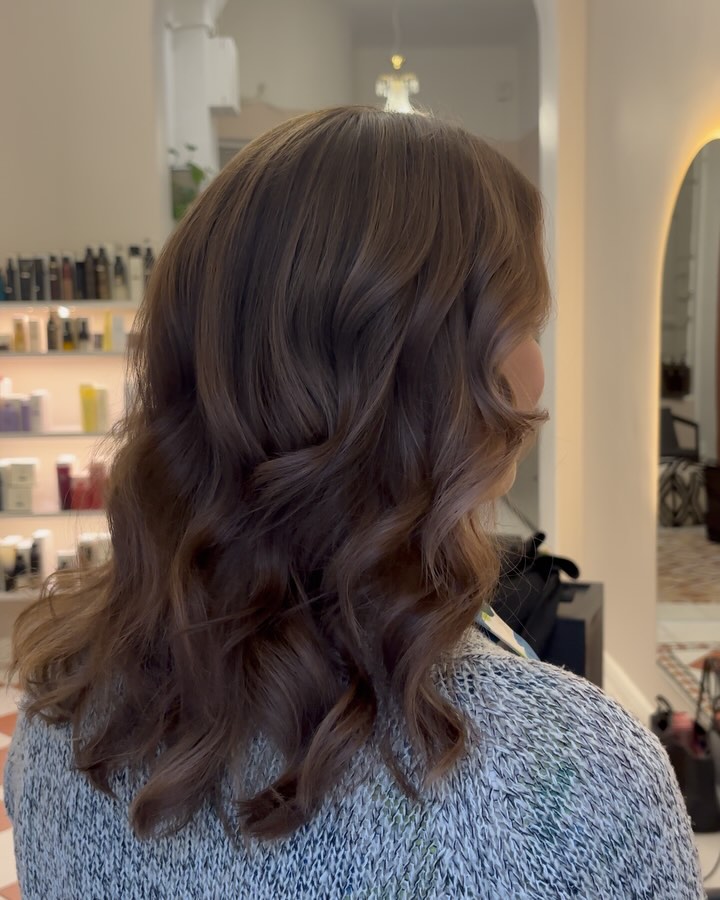 Tämän värimuutoksen inspiraationa toimi tulevan vuoden 2025 Pantone-väri Mocha Mousse 🤎
Sävyn luonnollisuus ja lämpö tekevät siitä monipuolisen ja muunneltavissa olevan tumman täyteläisestä vaaleampiin, hienovaraisiin vivahteisiin.
Täydellinen tähän talveen ☕️🤎
@annikasbow
#mochamousse #goldwellcolor #oribe #oribeobsessed #bowhelsinki #kampaamohelsinki #annikabow