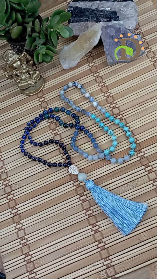 Los Japamalas de 108 cuentas nos ayudan para meditar, mantralizar o conectar con afirmaciones.
Como el mantra Om Tare Tuttare Ture Soha que se escucha de fondo su significado es:
OM: sonido y conexión universal
TARE: Poder liberador de la Tara para evitar el sufrimiento
TUTTARE: liberación de los ocho peligros (orgullo, ignorancia, aversión, celos, codicia, apego, duda, conocimiento incorrecto)
TURE: libera de la enfermedad
SOHA: abrimos nuestro corazón a la bendición de Tara
#japamala #piedrasnaturales #joyeriaartesanal #sodalite #amazonite #joyeriaconsignificado