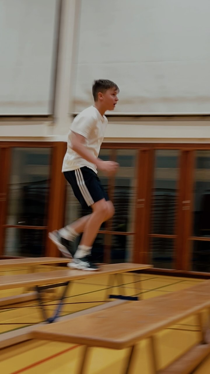 Velocità, tecnica e concentrazione! ⚡ Durante i nostri percorsi di parkour, i ragazzi affinano i loro movimenti sotto la guida esperta del maestro, che spiega ogni passo per migliorare e superare ogni limite. 🏃♂️💪 #ParkourRagazzi #VelocitàInAzione #ImparareConPassione #parkour #scuolaparkour #locarno #sportragazzi