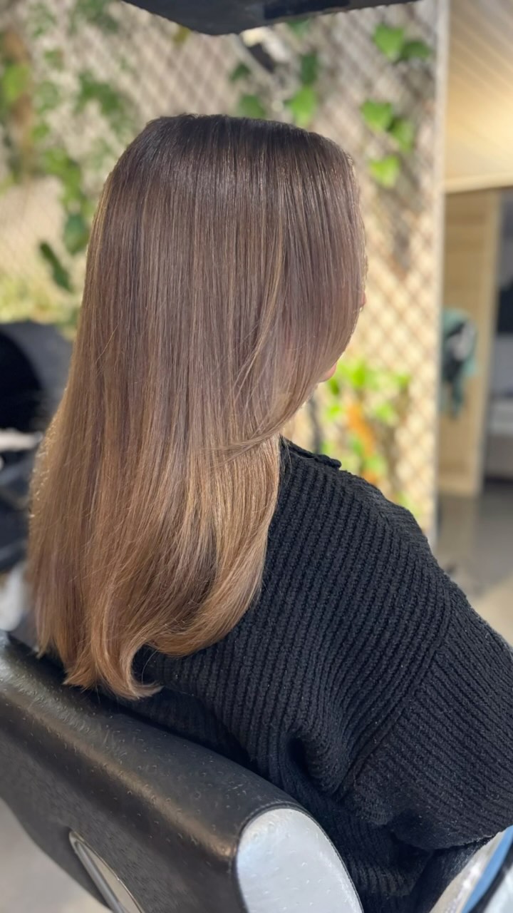 Grey blending balayage✨
One of our signature, low maintenance color techniques to keep your haircolor fresh with just 3 visits a year.
Would you like a low maintenance hair color and style as well?
Find us @eorganicsalon or @japaneseheadspa.rijswijk
www.eorganicsalon.nl
#ecosalon #balayageexpert #greyblendingspecialists #greyblendingbalayage #beststylistnearme #hairsalonnearme #japaneseheadspa #scalpcare #organichaircare #hairinspo #organichaircolor #balayageexpert #owaysalon #balayageinspo