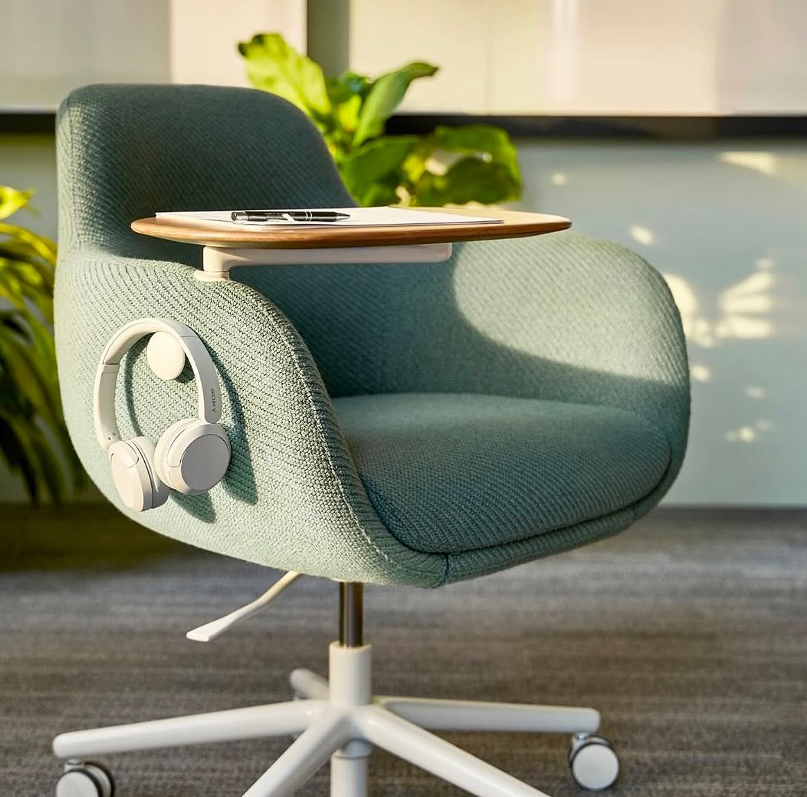 @haworthinc Wyn Lounge combines the best of lounge seating and conference seating!
The chair features a five-star caster base, height-adjustable seat, and optional dual-pivot tablet. Wyn has the comfort of a lounge chair, ergonomic support to sit comfortably for longer periods of time, and flexibility to move around a space.
