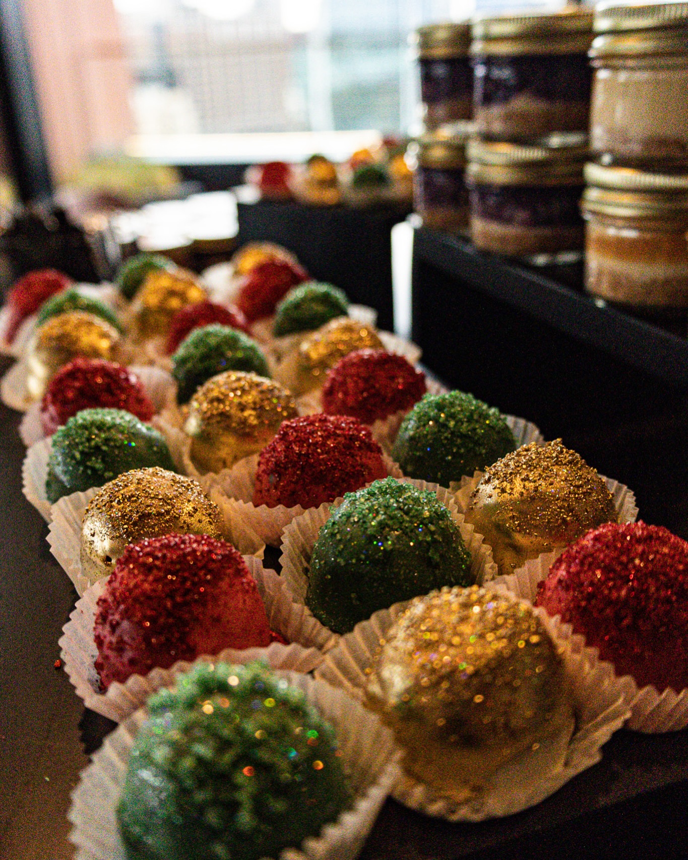 Thank you for all the pretty Christmas cakeballs @daisycakesdallas 🎄
#holidaycatering #dallascatering #corporatecatering #cakeballs