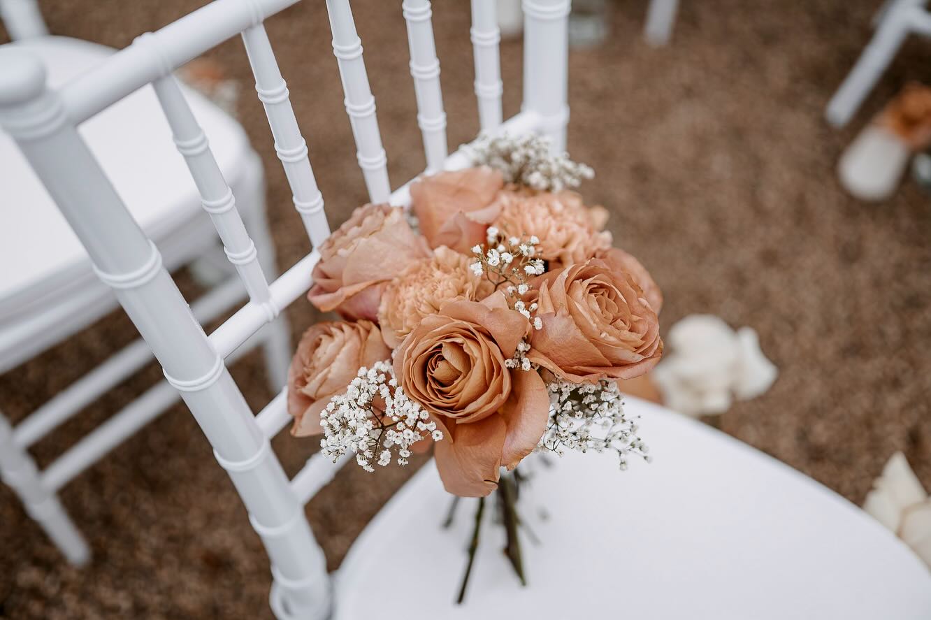 Es sind die kleinen Details, die den Hochzeitstag so besonders machen und eine gelungene Hochzeitsreportage vervollständigen ✨💐 Als Fotografin halte ich genau diese Augenblicke für euch fest, damit sie für immer lebendig bleiben und eure Liebe zum Detail festhalten.
.
.
.
Planerin
@felizitas_weddings
Deko & Floristik & Papeterie
@pa_eventdekoration
Fotografin
@stephaniehaberl.photography
Foto & Video
@raya_dimitra_weddings
Ringe
@Solveigschmuck
Ohrringe
@feafashionloft
Brautmode
@annas.bridal.wear
Anzug
@amorella_brautmode
Haare & Make Up
@sabrindraji
Saxophonist
@dj_l3vels
Torte
@littlelilycakery
Model
@_mynameisnelly
Model
@manu.win_
Schlosswirtschaft Schleissheim
@schlosswirtschaft_schleissheim
Traurednerin
@inesspricht
.
.
.
#HochzeitsfotografAugsburg
#HochzeitsfotografieAugsburg
#AugsburgWeddingPhotographer
#HochzeitAugsburg
#HochzeitsfotografBayern
#WeddingPhotographerGermany
#HochzeitsbilderAugsburg
#AugsburgBride
#HochzeitsfotografDeutschland
#WeddingPhotographyAugsburg
#BrautpaarshootingAugsburg
#HochzeitsreportageAugsburg
#HochzeitsfotosBayern
#WeddingInspirationAugsburg
#HochzeitsfotografAllgäu
#AugsburgWedding
#HochzeitsfotografieBayern
#TraumhochzeitAugsburg
#NatürlicheHochzeitsfotografie