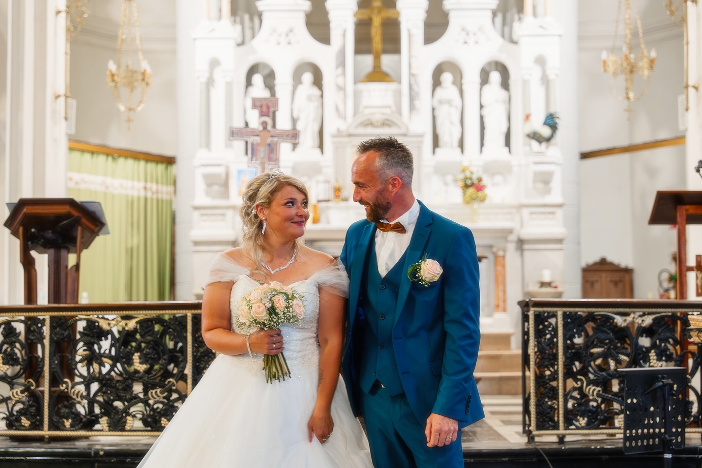 L’amour, c’est ce miracle quotidien qui transforme deux âmes en une seule destinée. ✨
Dans l’écrin d’une église, ils ont écrit le premier chapitre d’un roman qu’ils partageront pour toujours. Parce qu’au-delà des promesses échangées, c’est un engagement de chaque instant : celui d’apprendre, de grandir, et d’aimer encore plus fort, jour après jour.
Les mots peuvent parfois manquer pour décrire ce genre d’instant, mais les émotions parlent pour eux. Merci à Hélène et Julien de nous rappeler qu’aimer, c’est croire en quelque chose de plus grand que soi. ❤️
Et vous, qu’évoque pour vous le mariage ? Est-ce un acte de foi, de confiance ou simplement une magnifique aventure à deux ?
#weddingvideo #wedding #weddingday #weddingdress